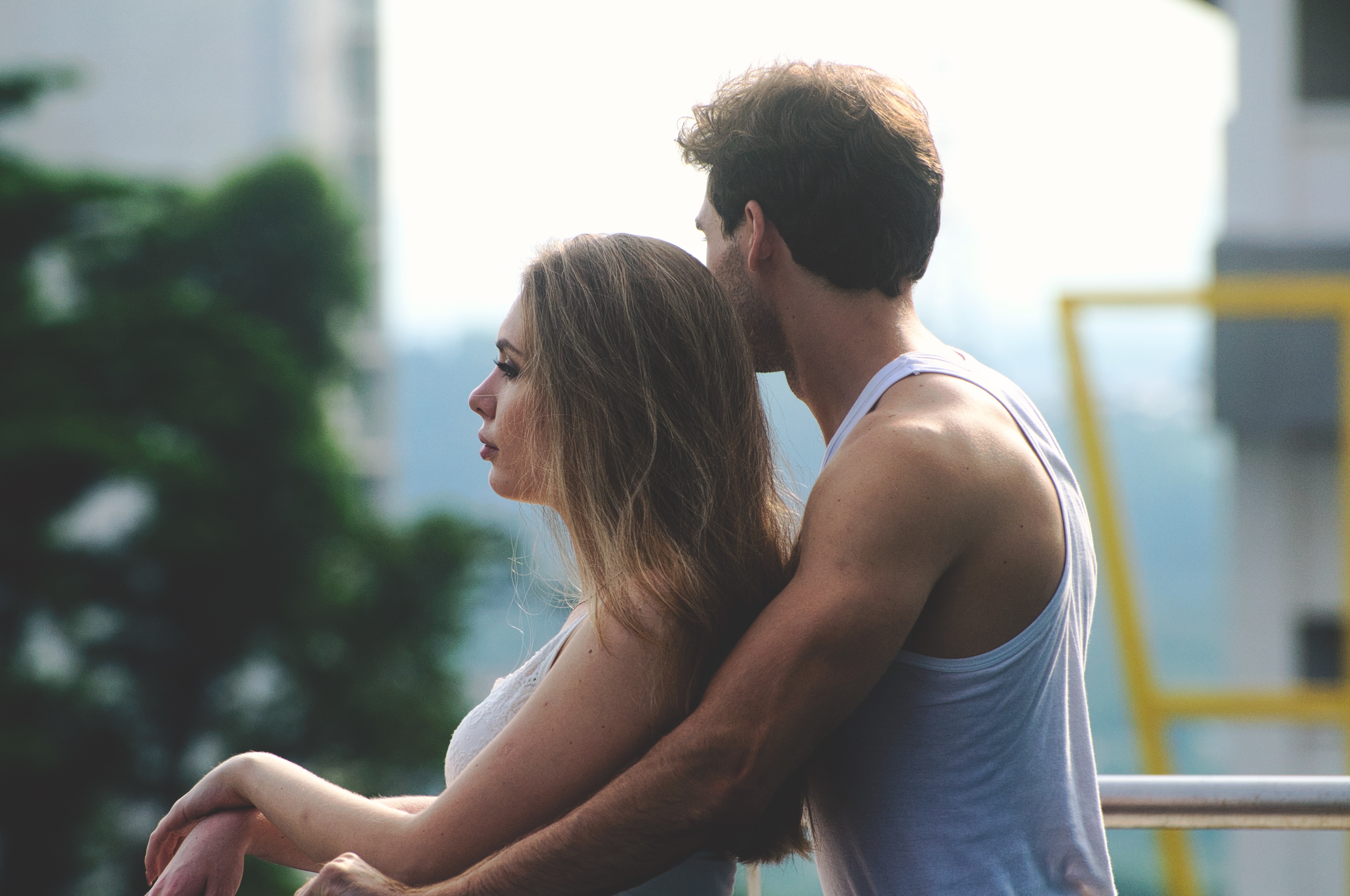 A couple standing on a balcony. | Source: Unsplash
