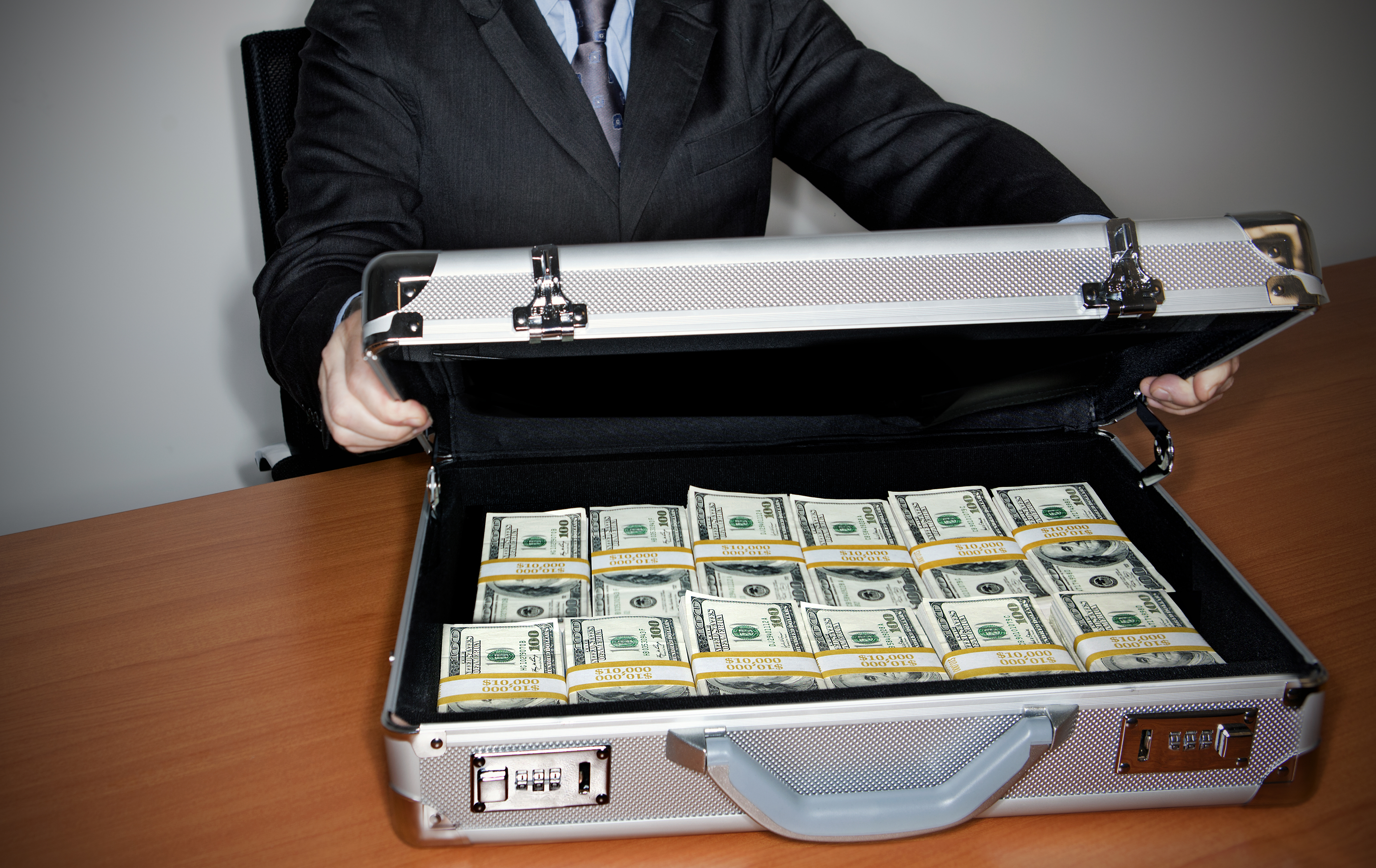 Una caja llena de dinero | Fuente: Getty Images