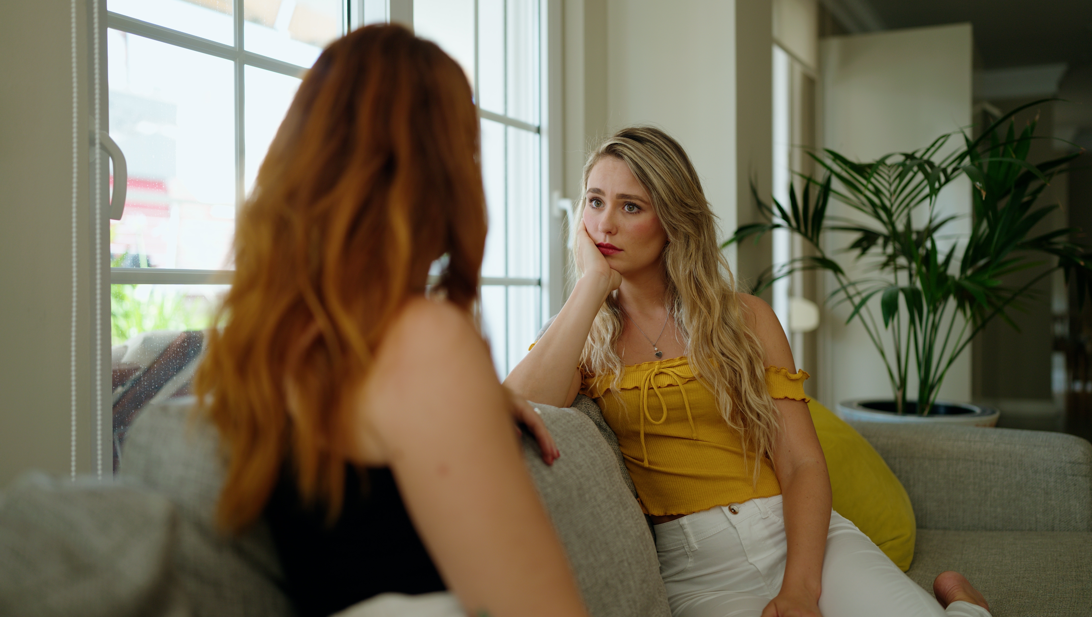 Dos mujeres hablando entre ellas | Fuente: Shutterstock