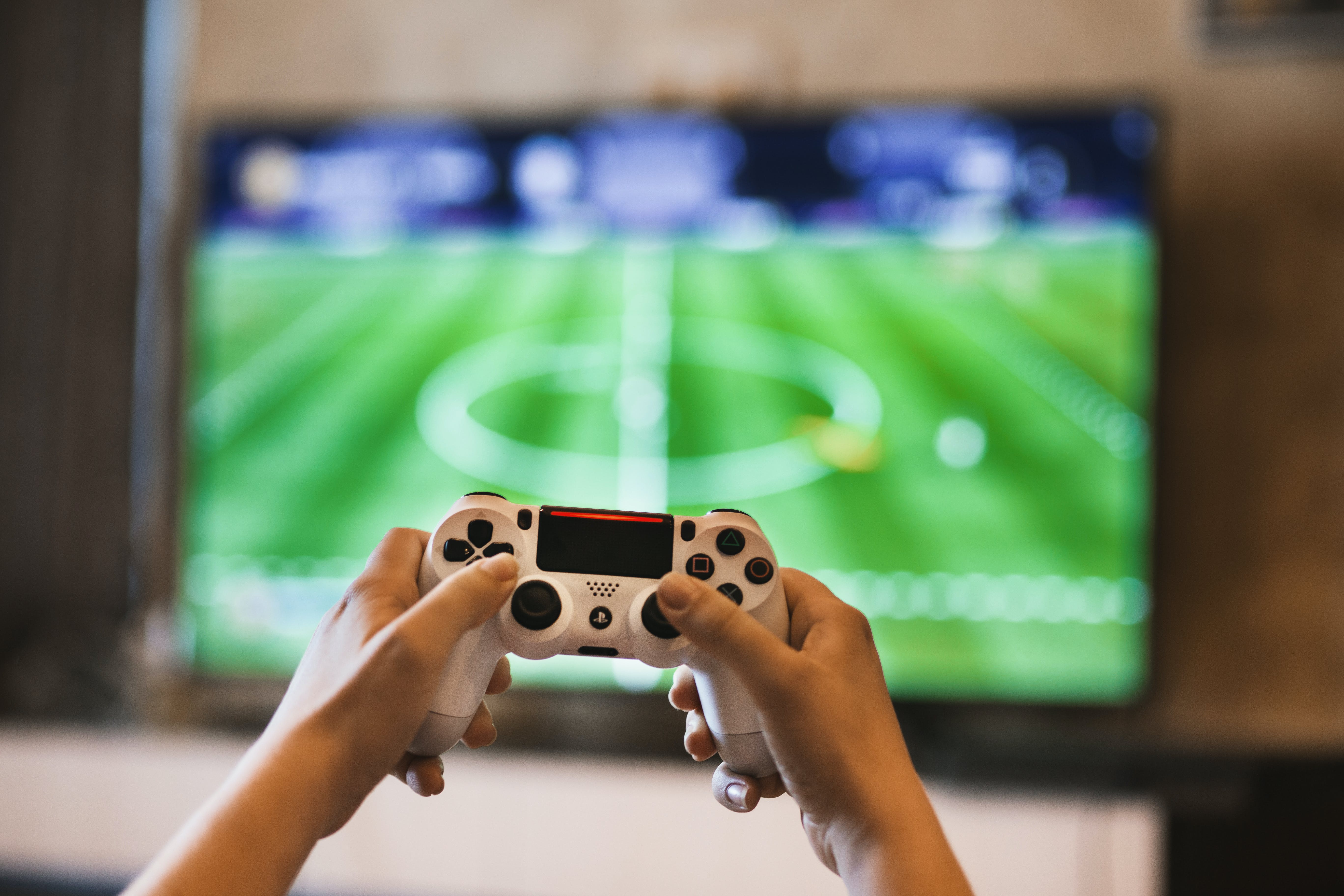 Una persona con un gamepad en la mano. | Fuente: Pexels