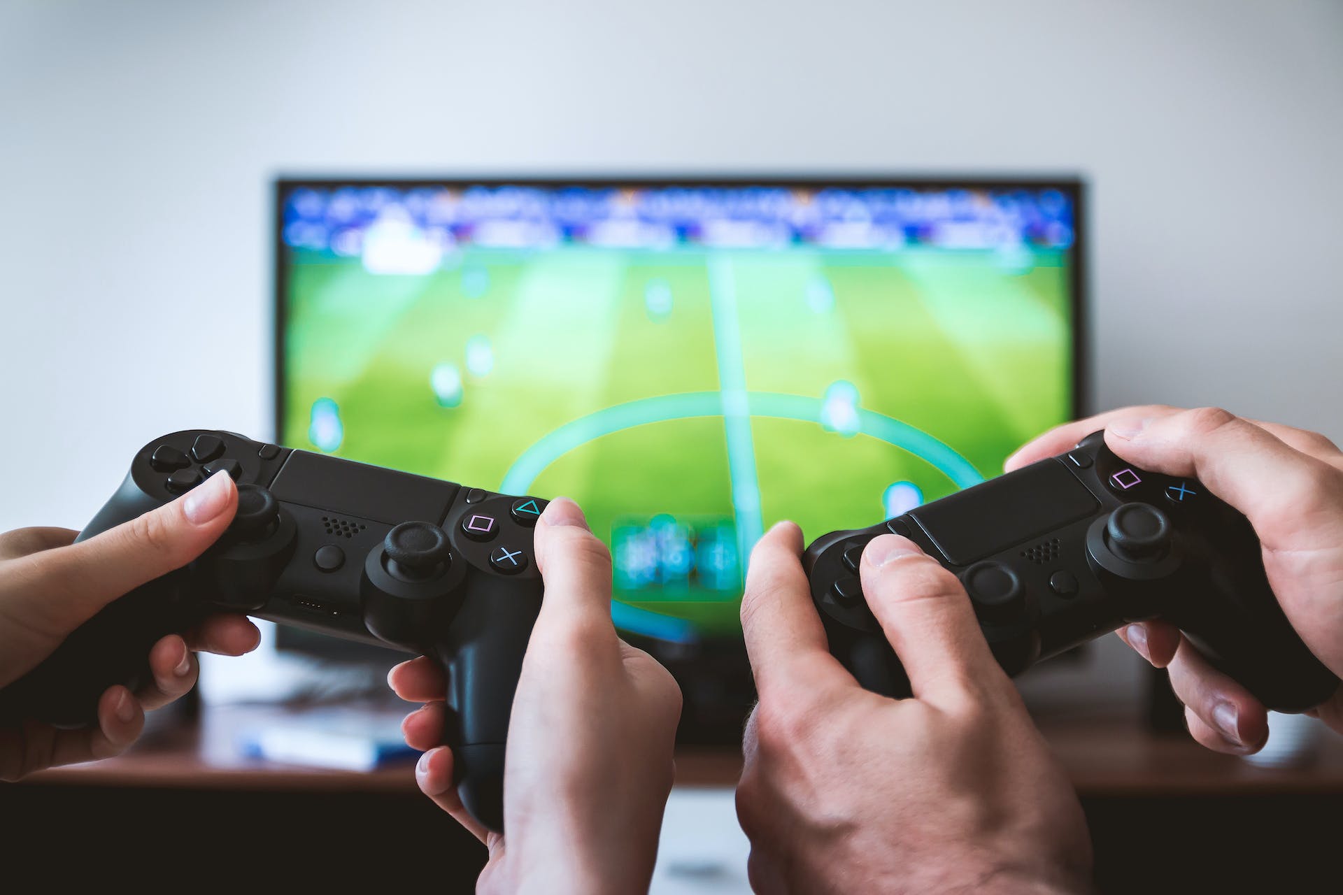 Two people playing a video game | Source: Pexels