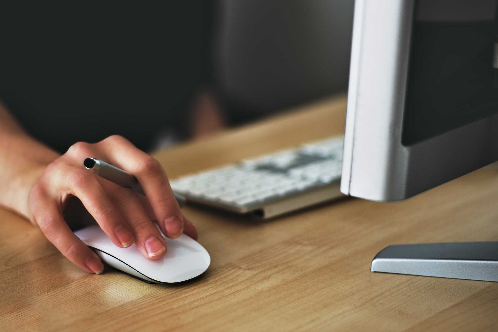 A person holding a mouse | Source: Pexels