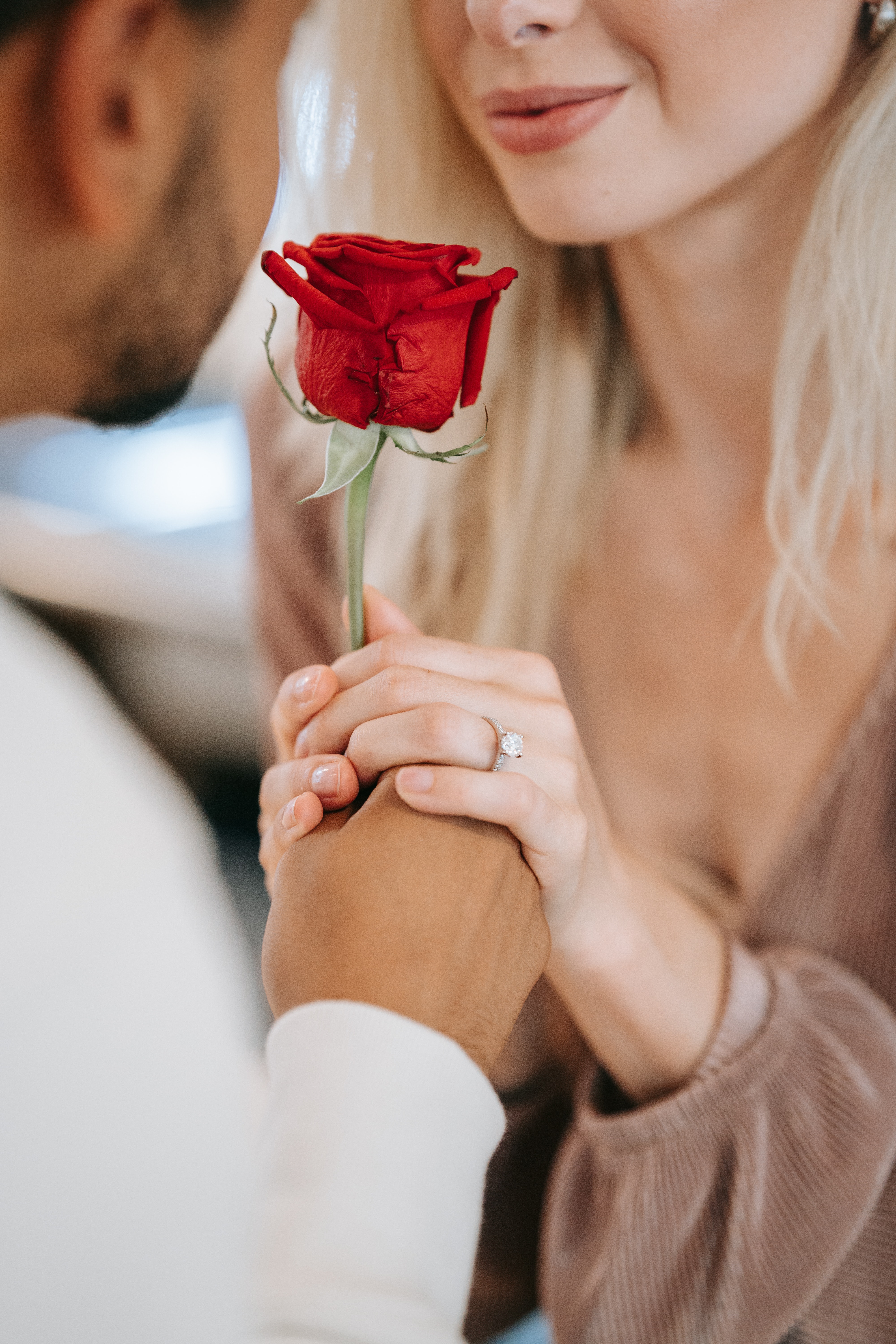 A man giving a woman a red rose. | Source: Pexels