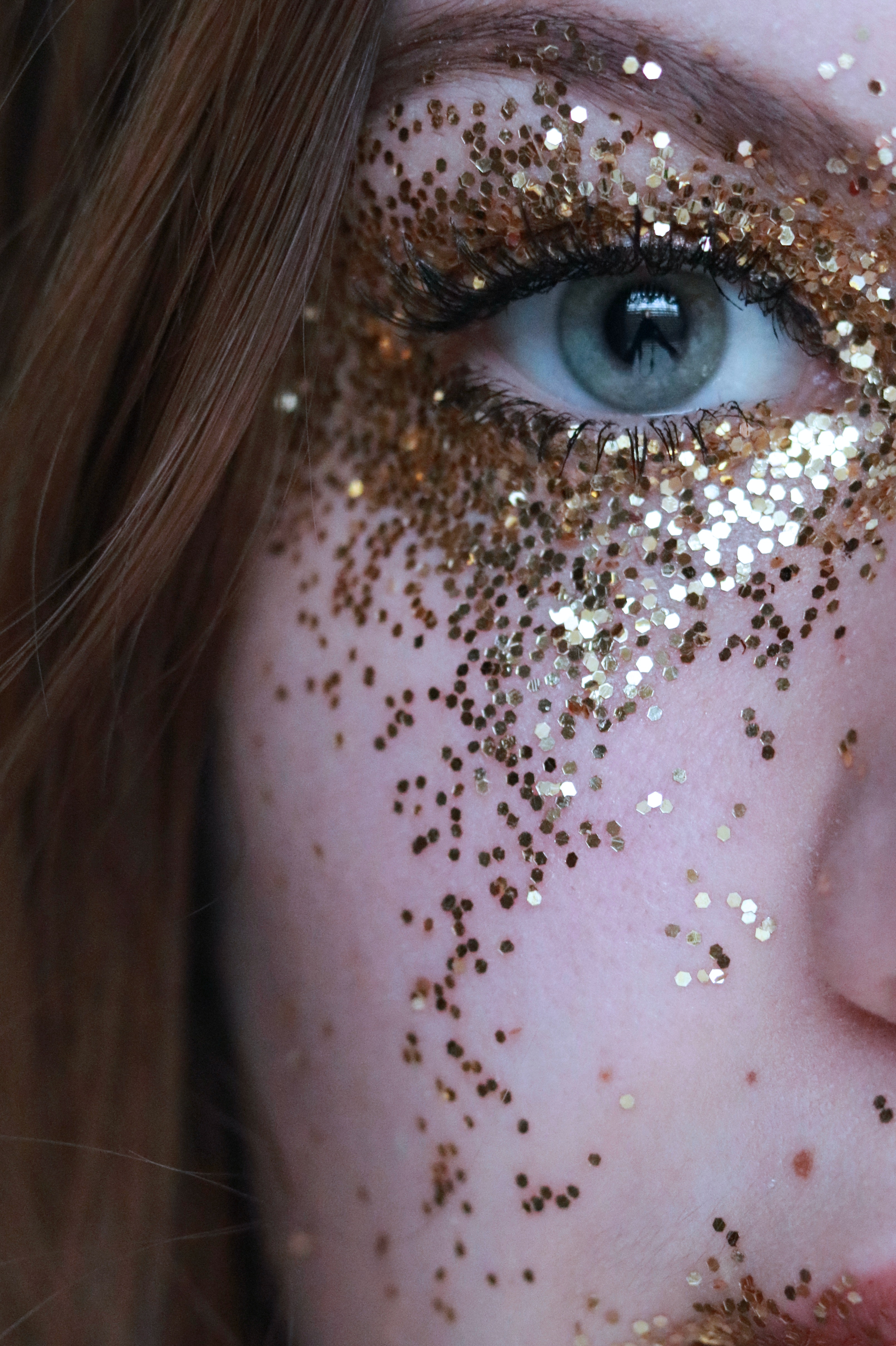 An eye with glitter surrounding it.  | Source: Pexels