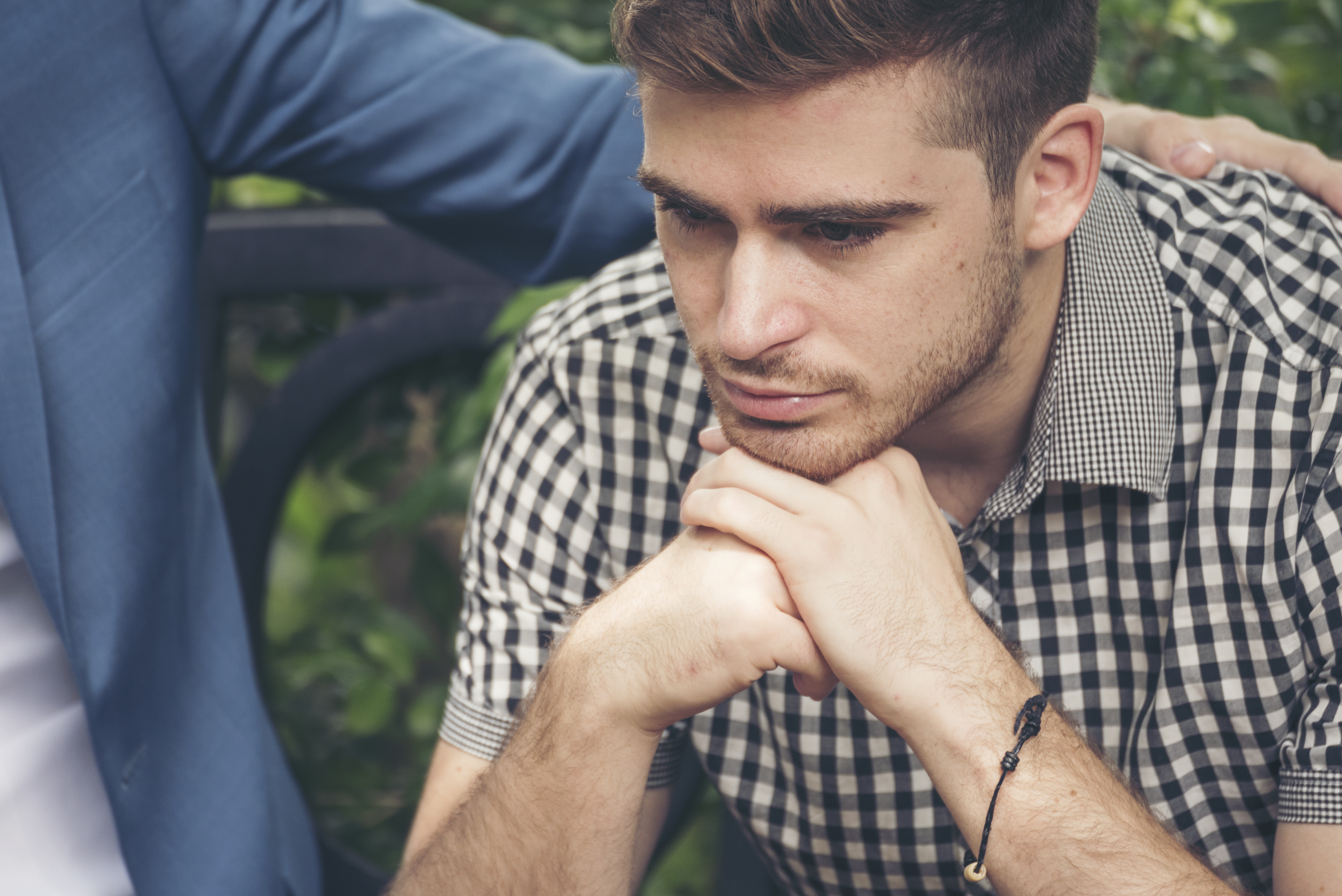 Hombre Compartiendo Problemas de la Vida. | Fuente: Shutterstock