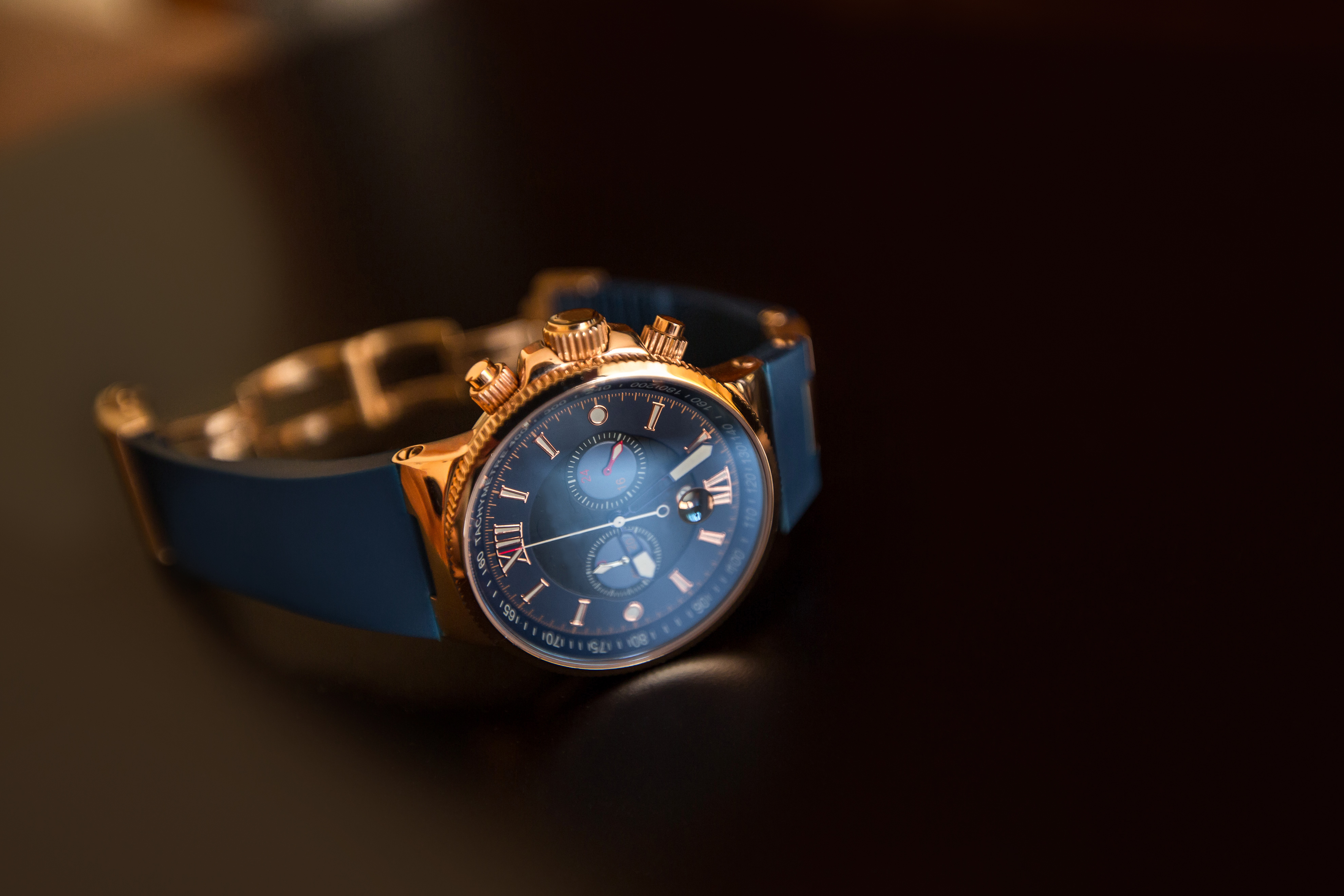 Reloj de hombre, primer plano de reloj de mano dorado. | Fuente: Shutterstock