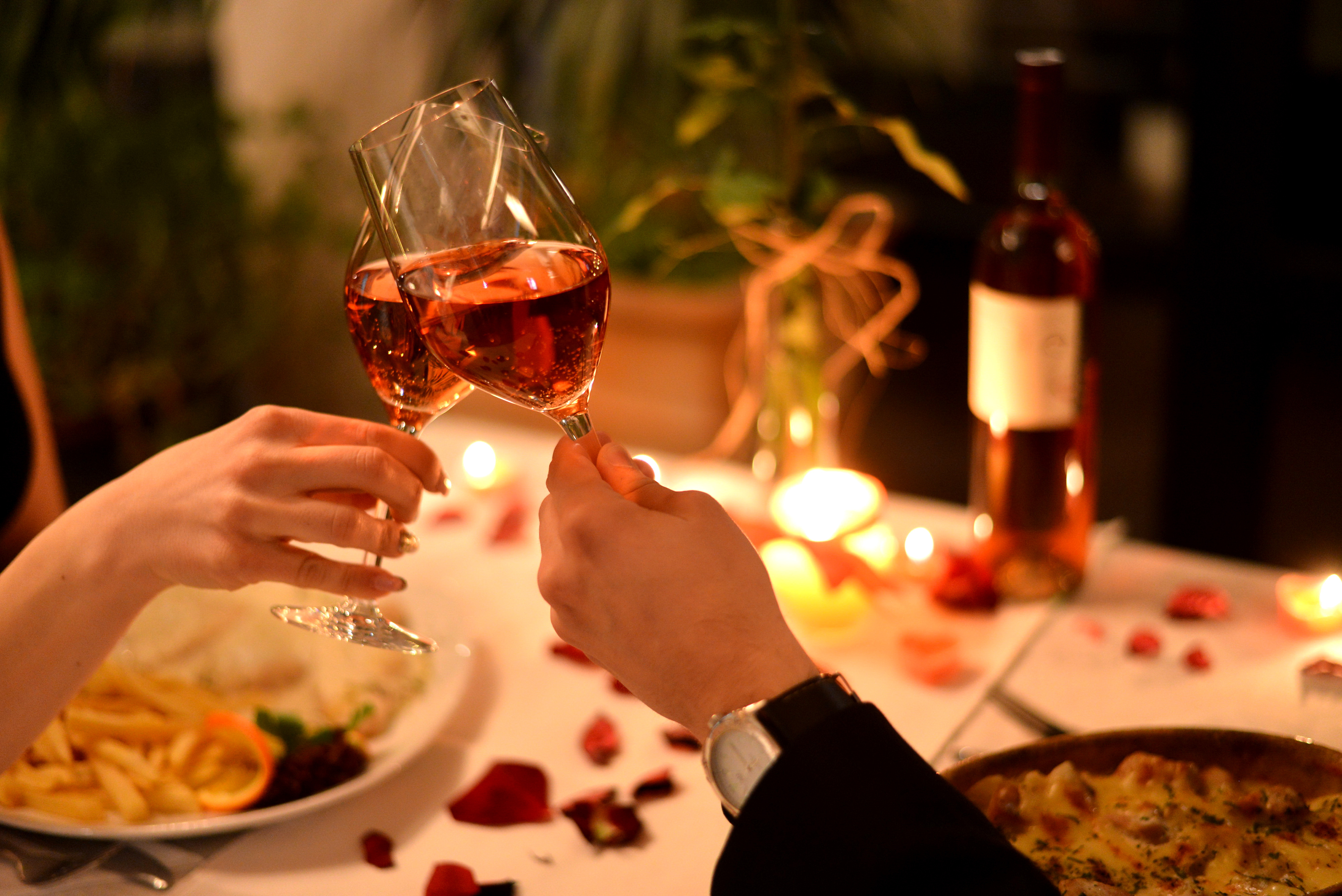 Cena romántica | Fuente: Shutterstock