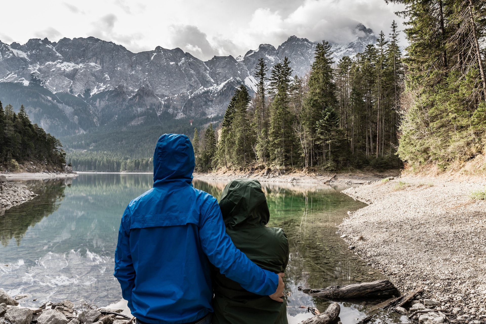 A couple standing near a lake | Source: Pexels
