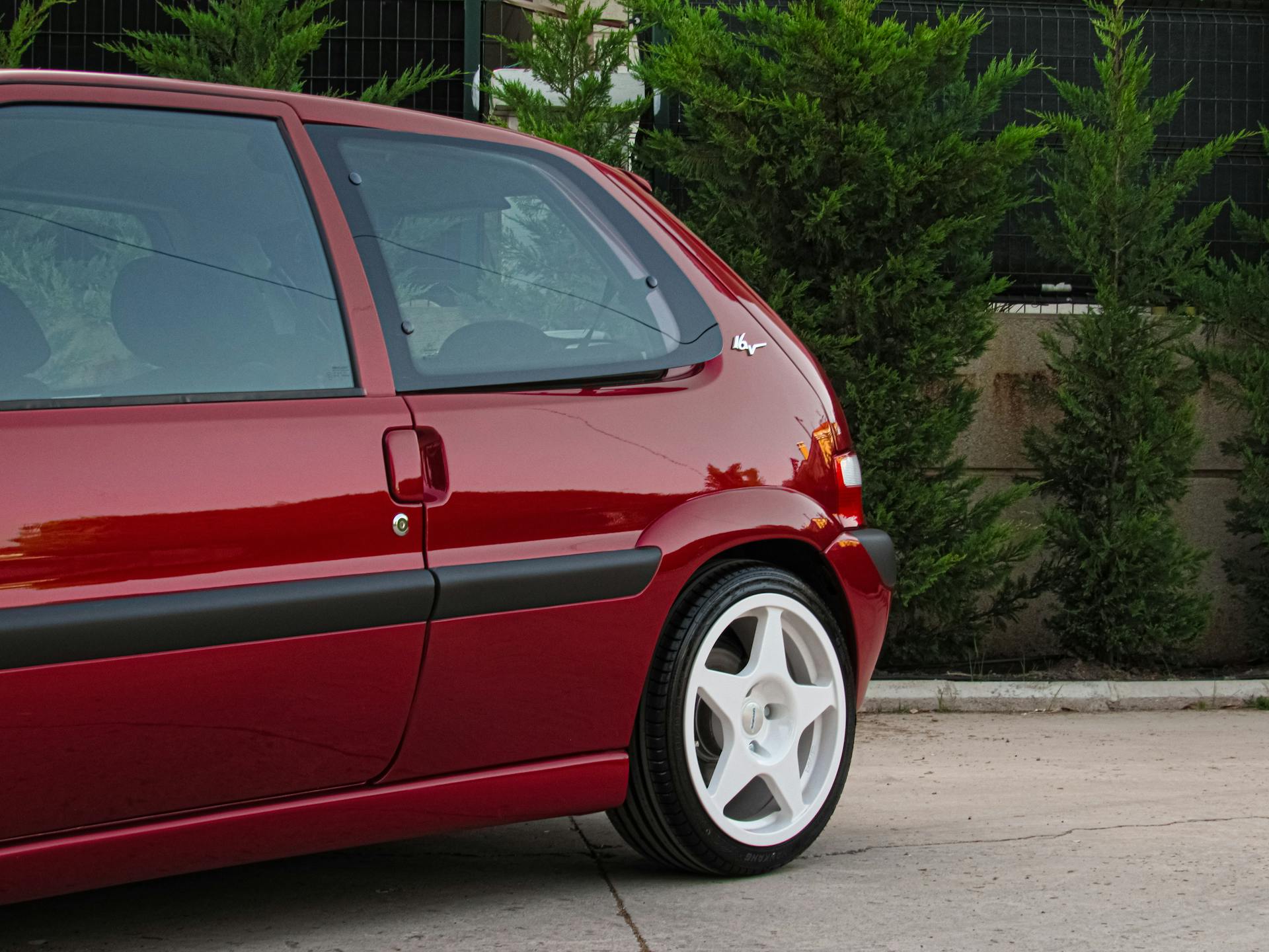 Samochód na podjeździe | Źródło: Pexels