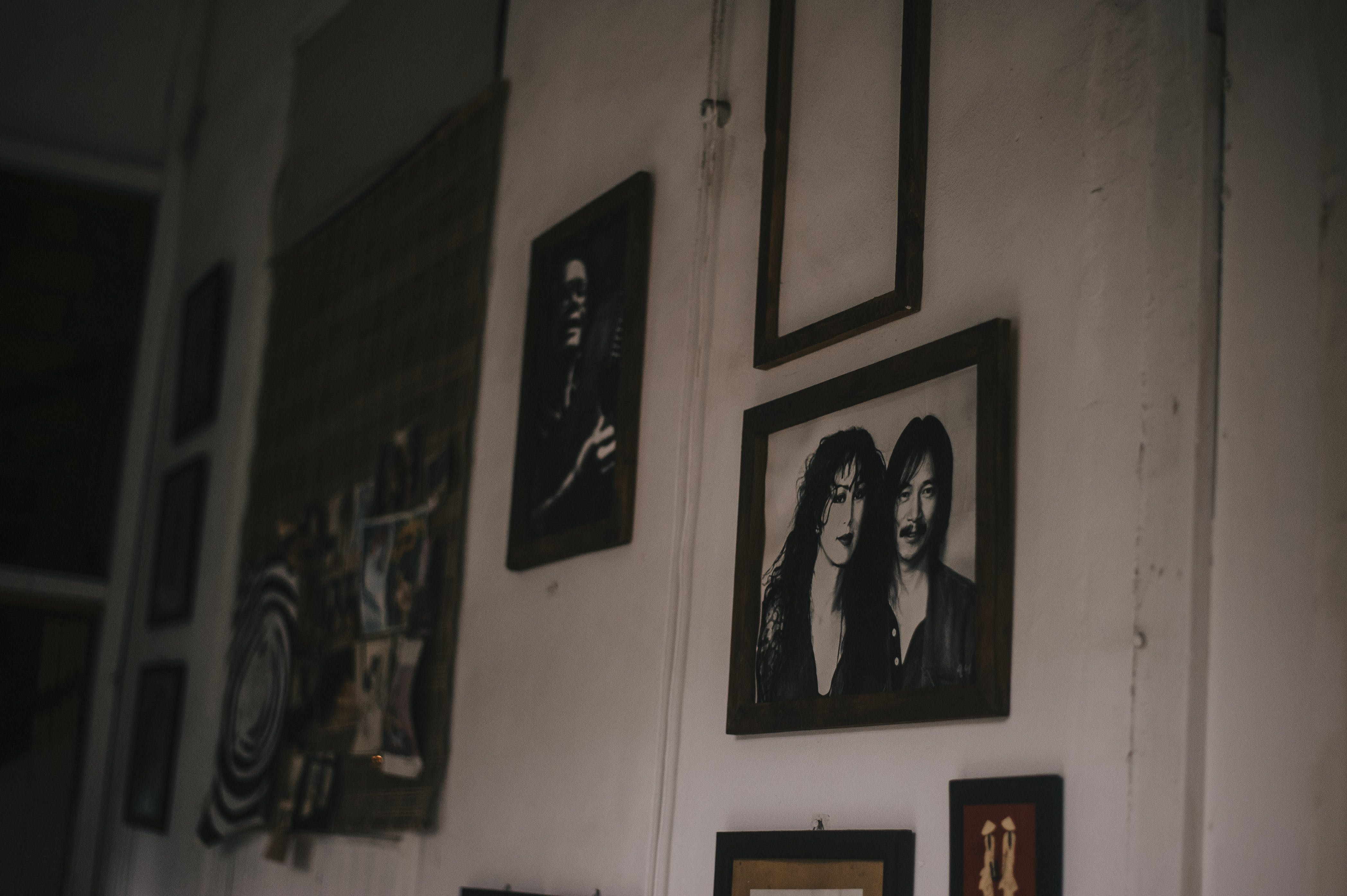 Framed portraits hung on the wall | Source: Pexels