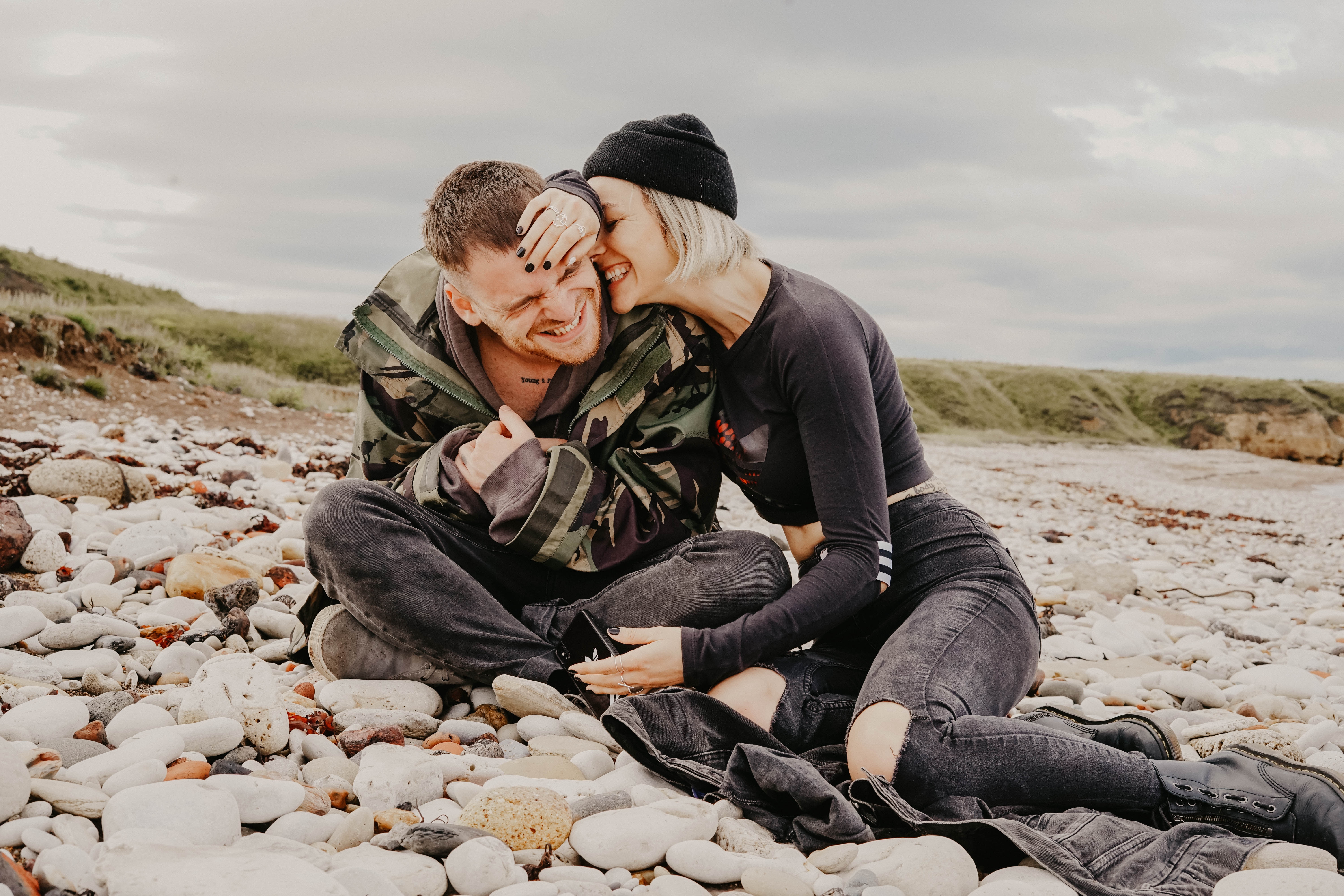 A man and woman laughing together. | Source: Unsplash