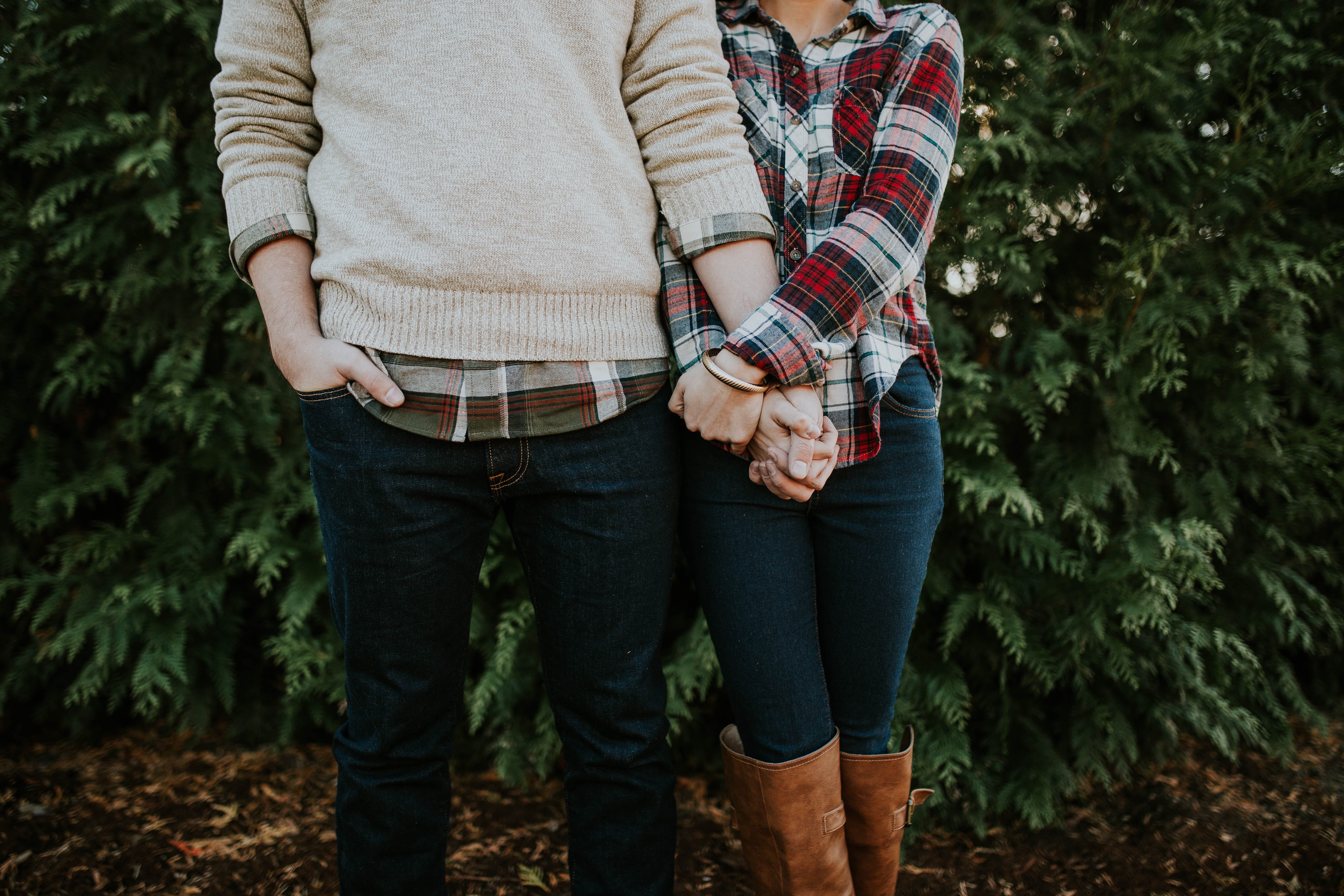 Two people holding hands. | Source: Unsplash
