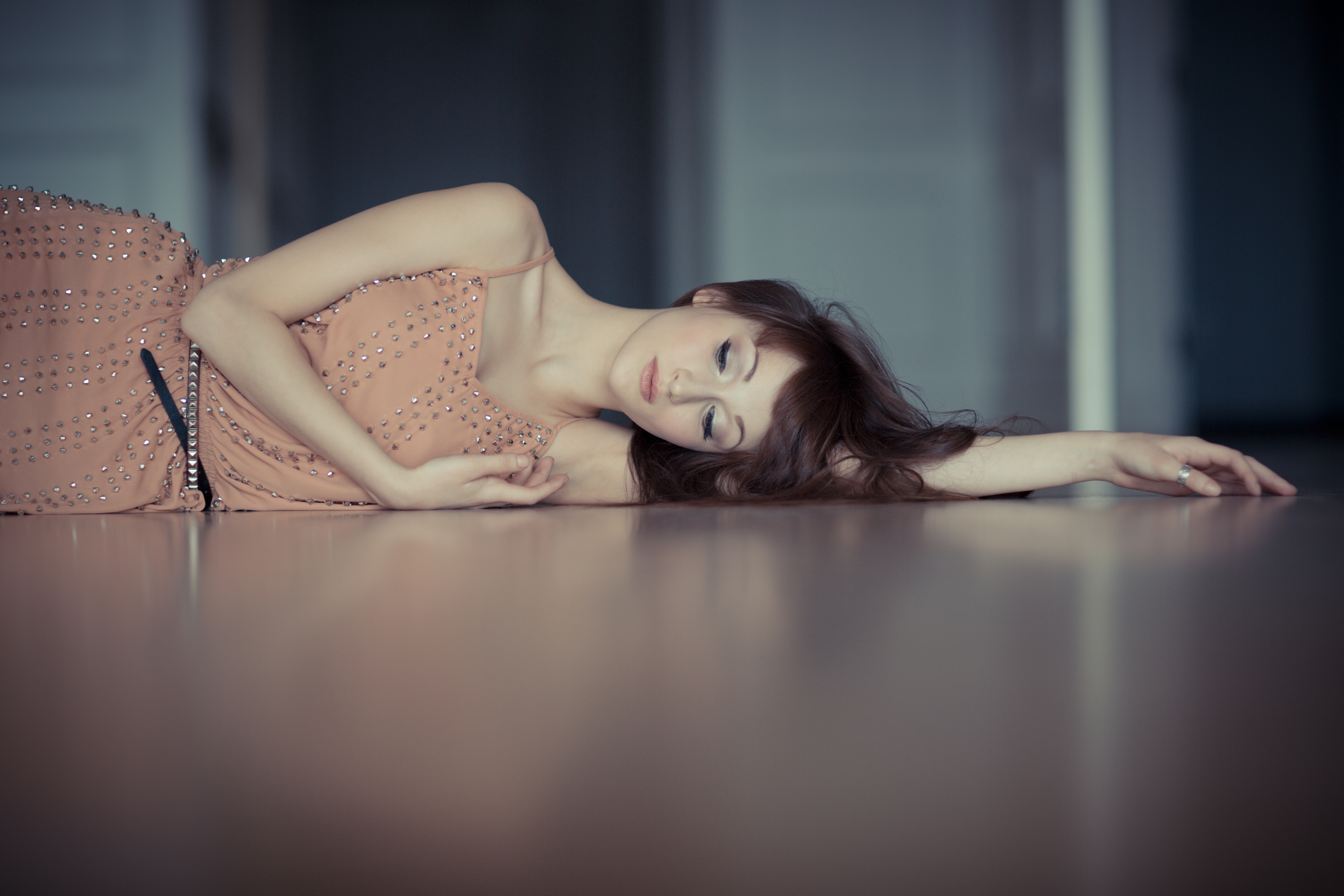 A woman lying on the floor. | Source: Unsplash