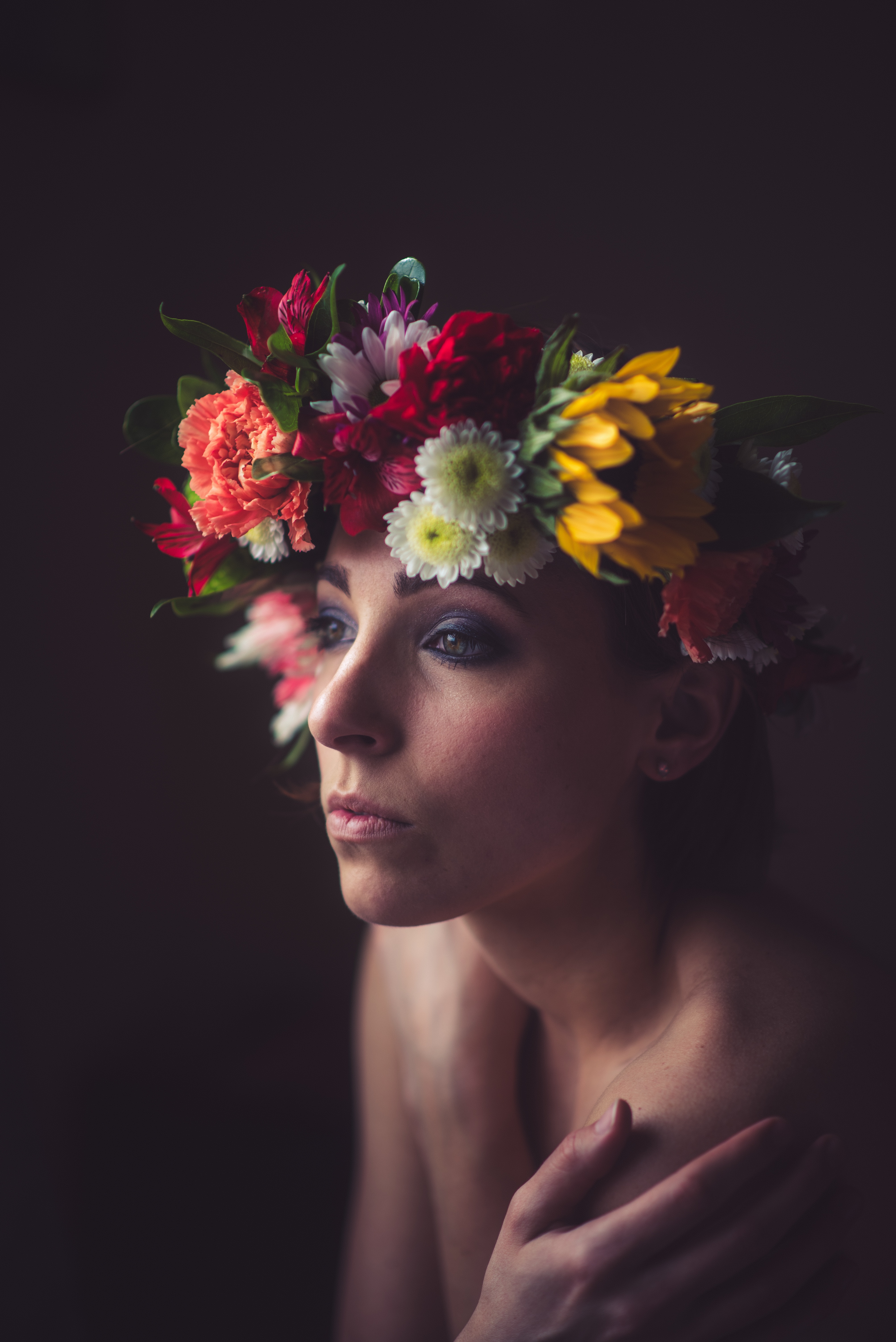 A woman wearing a flower crown. | Source: Pexels