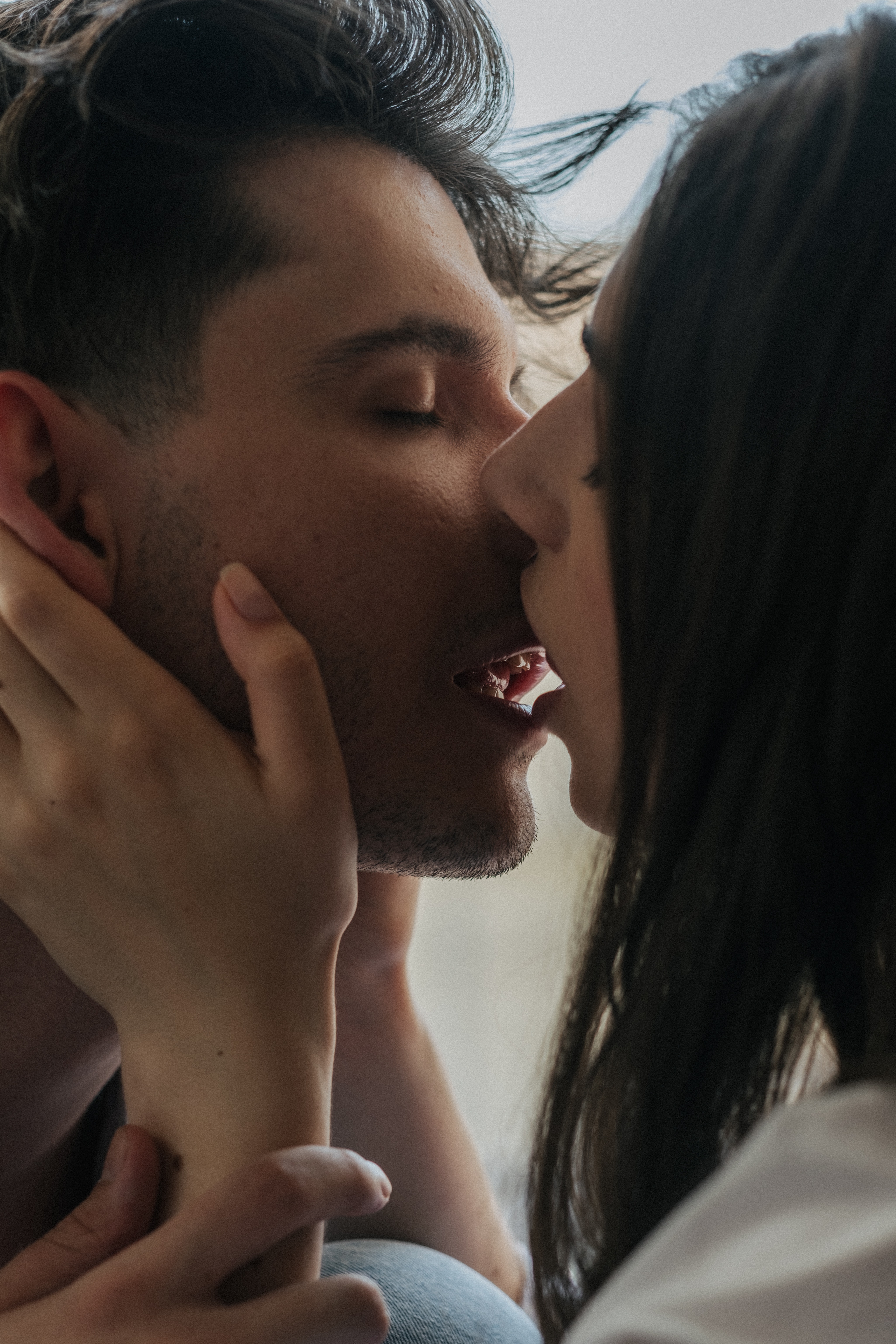 A couple kissing. | Source: Pexels