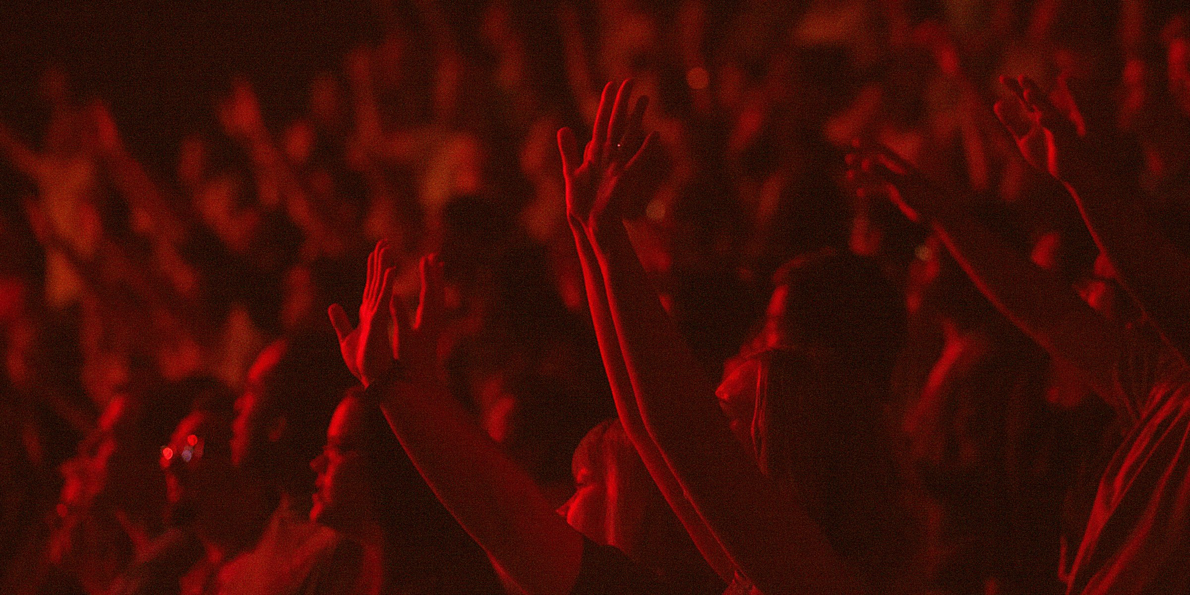 A crowd throwing their hands up | Source: Unsplash