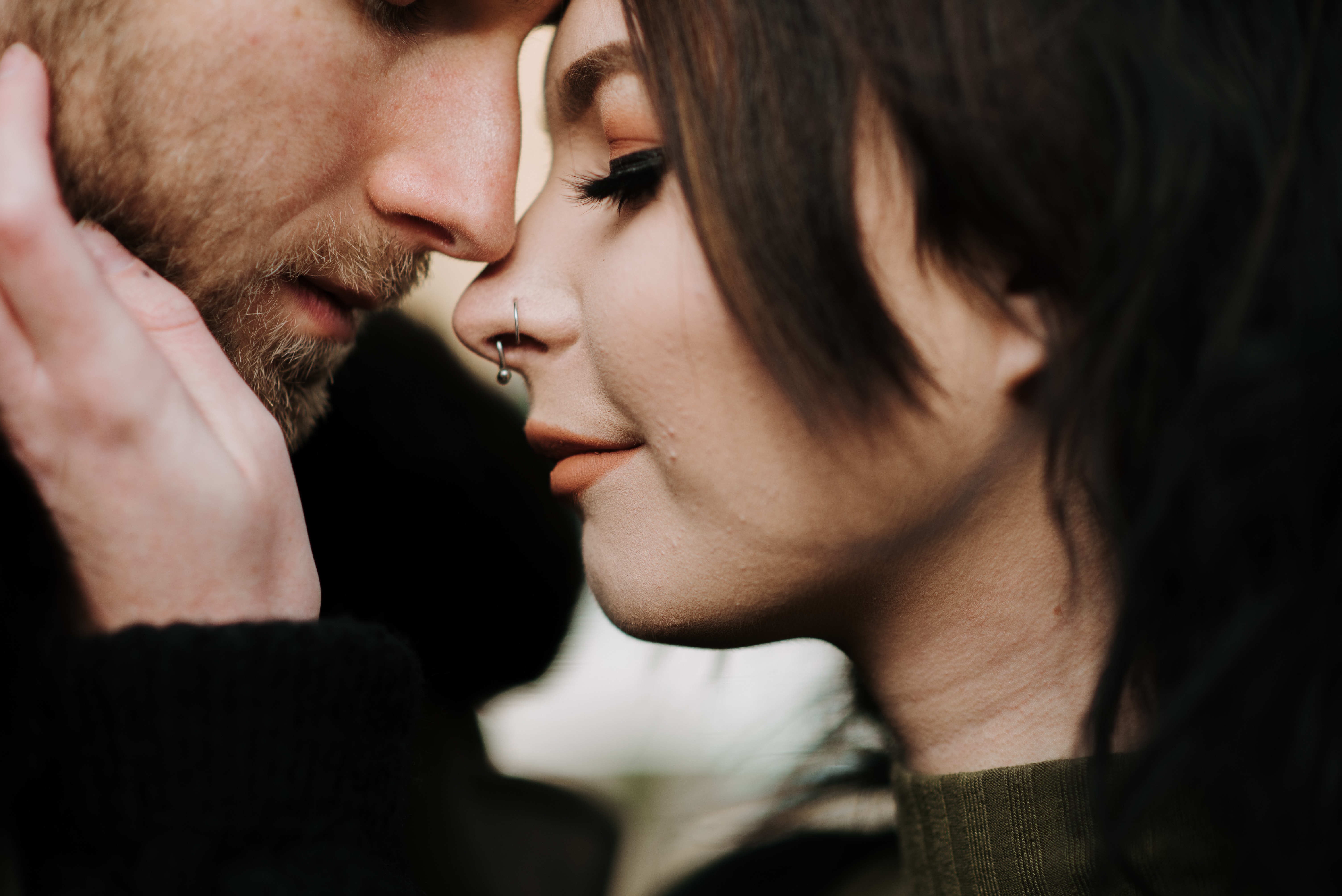 Close-up of a romantic couple. | Source: Pexels