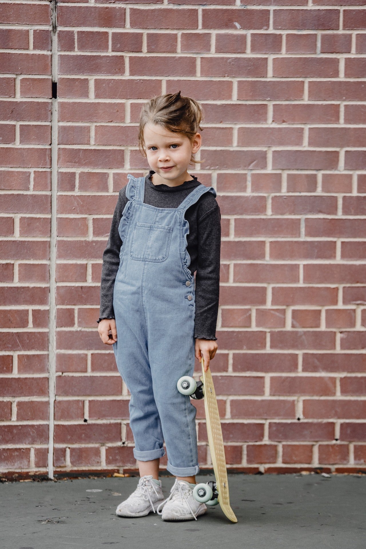 He met a little girl at the bus stop. | Source: Pexels