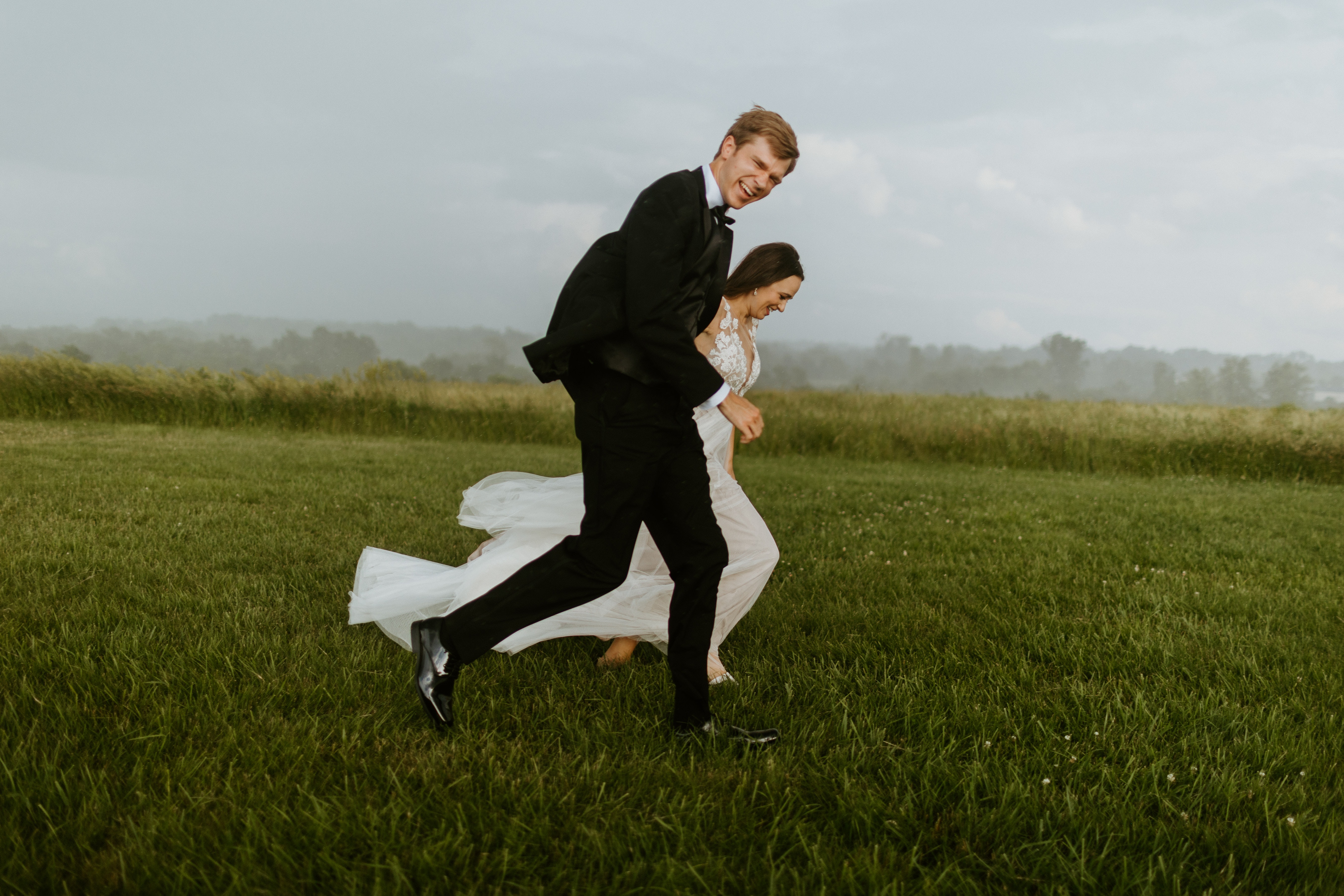 Newlyweds running together.  | Source: Pexels