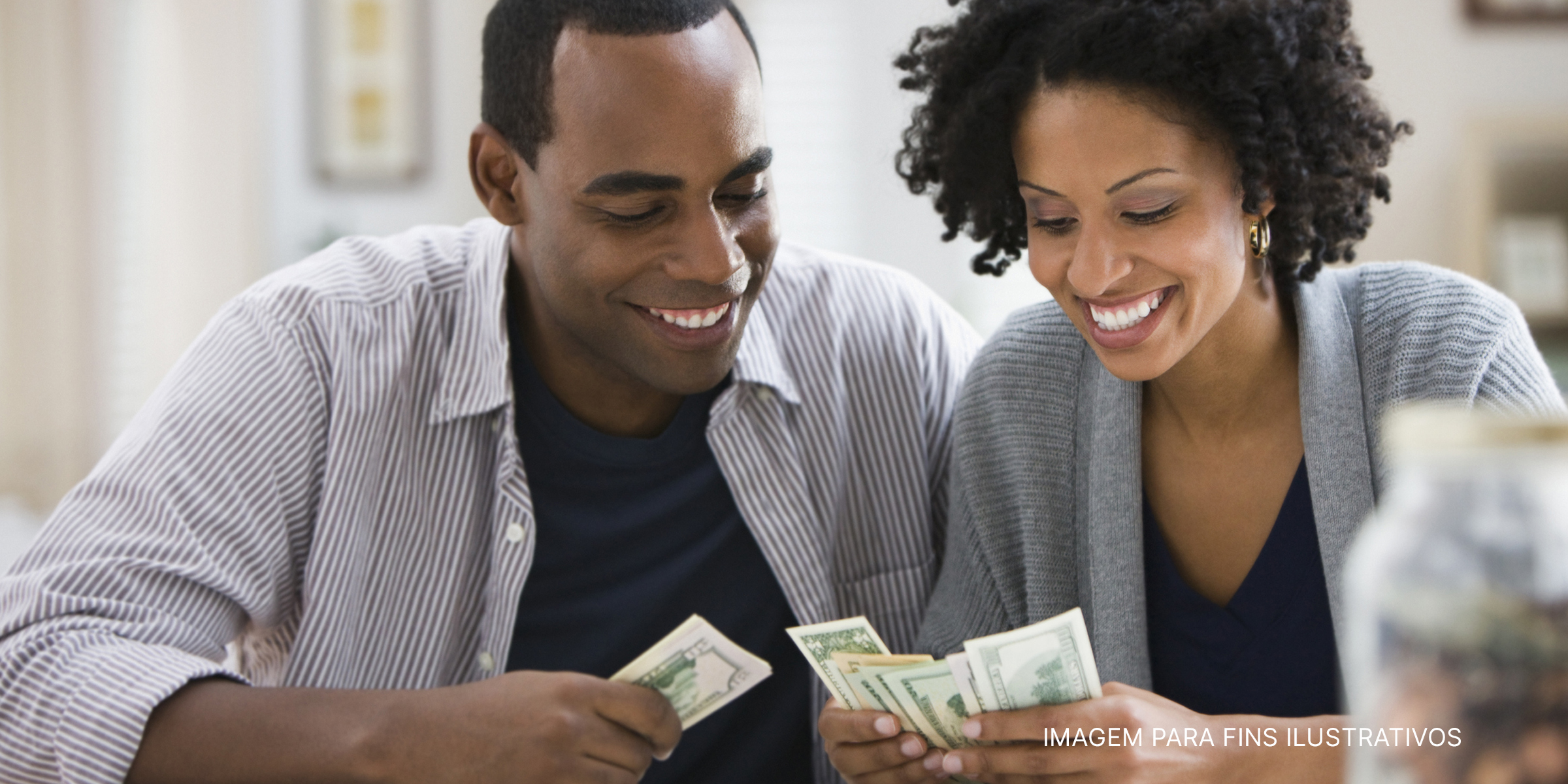 Homem e mulher contando dinheiro. | Foto: Getty Images
