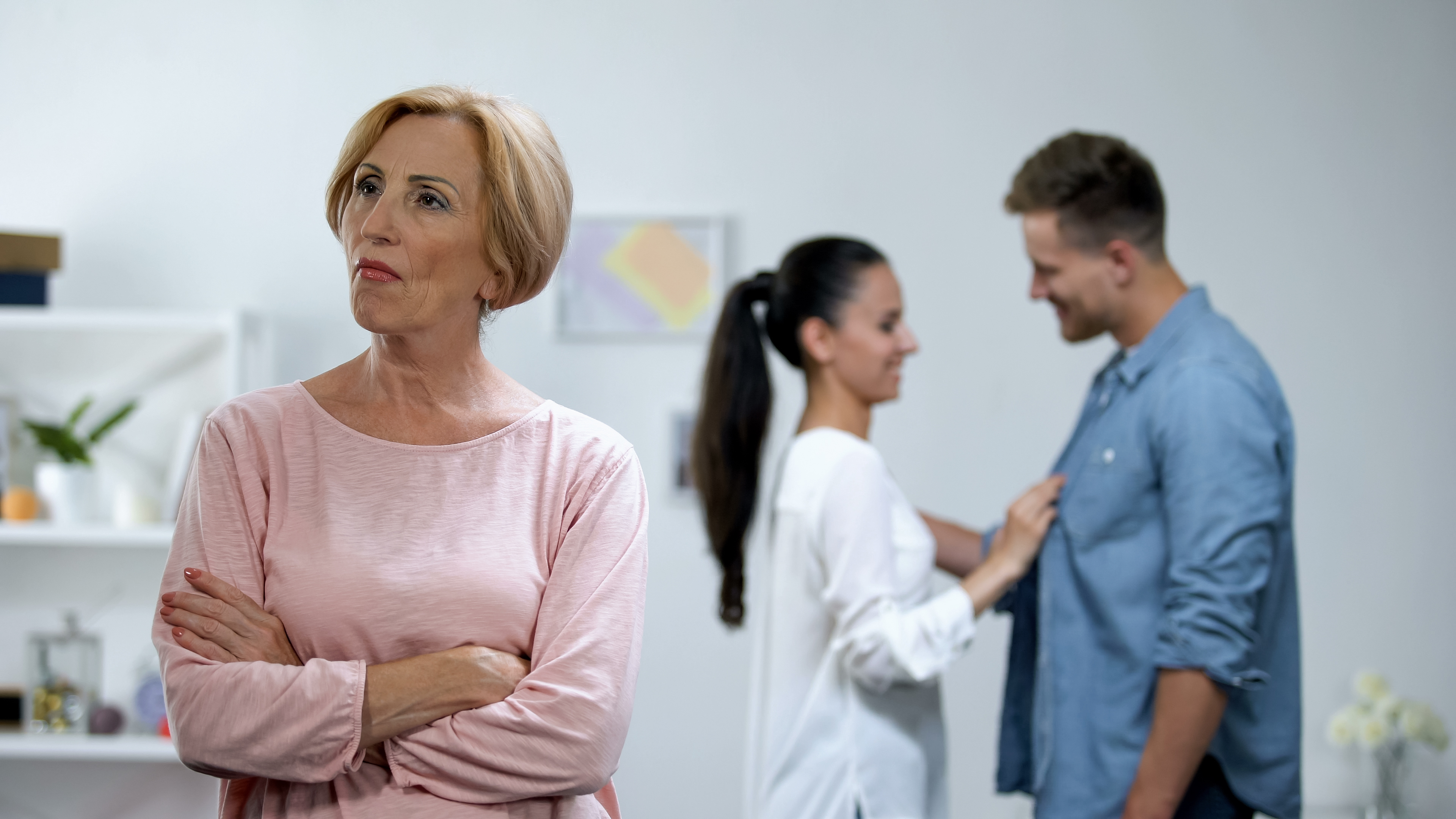 Una pareja detrás de una mujer mayor enfadada | Fuente: Shutterstock