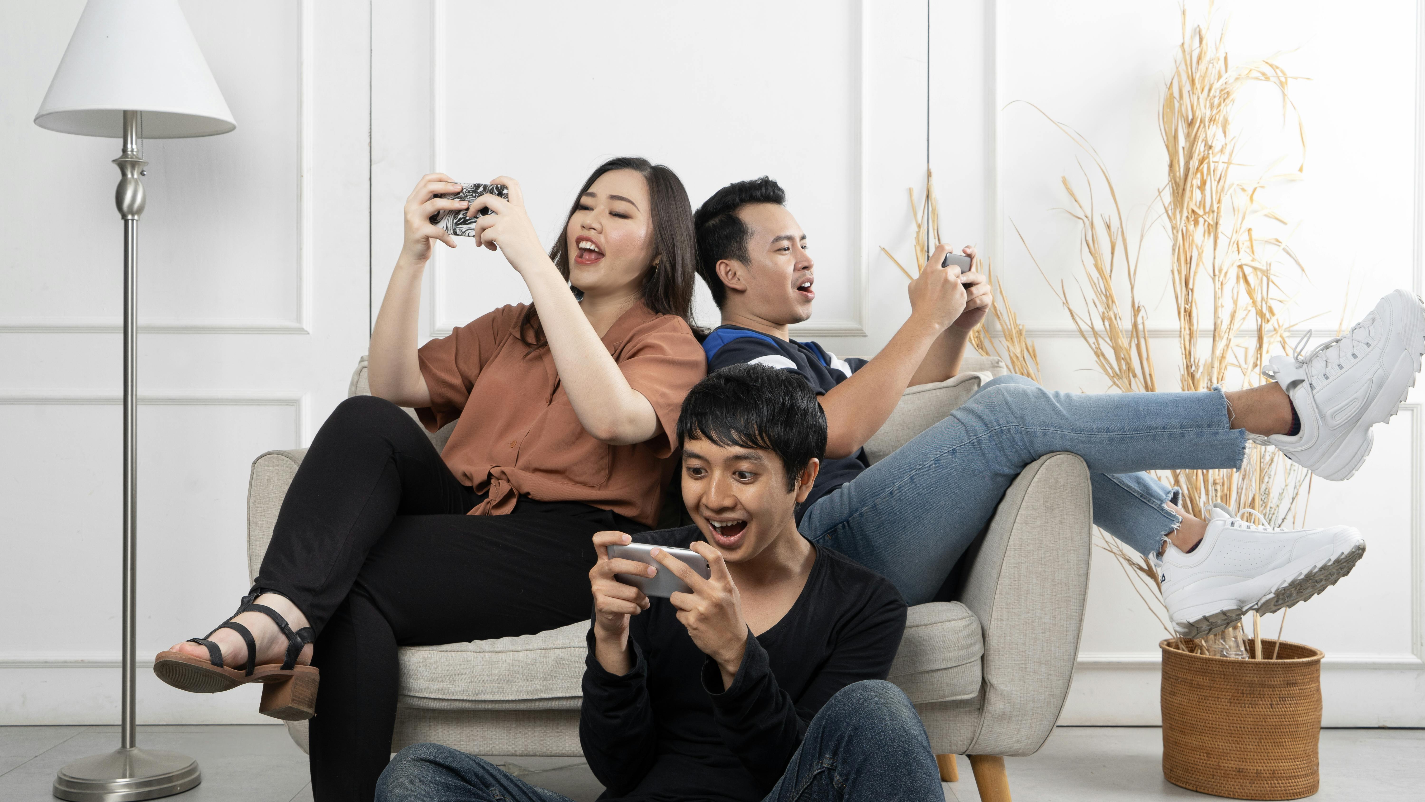 People engaged in games on their phones, photo taken on April 26, 2019. | Source: Pexels