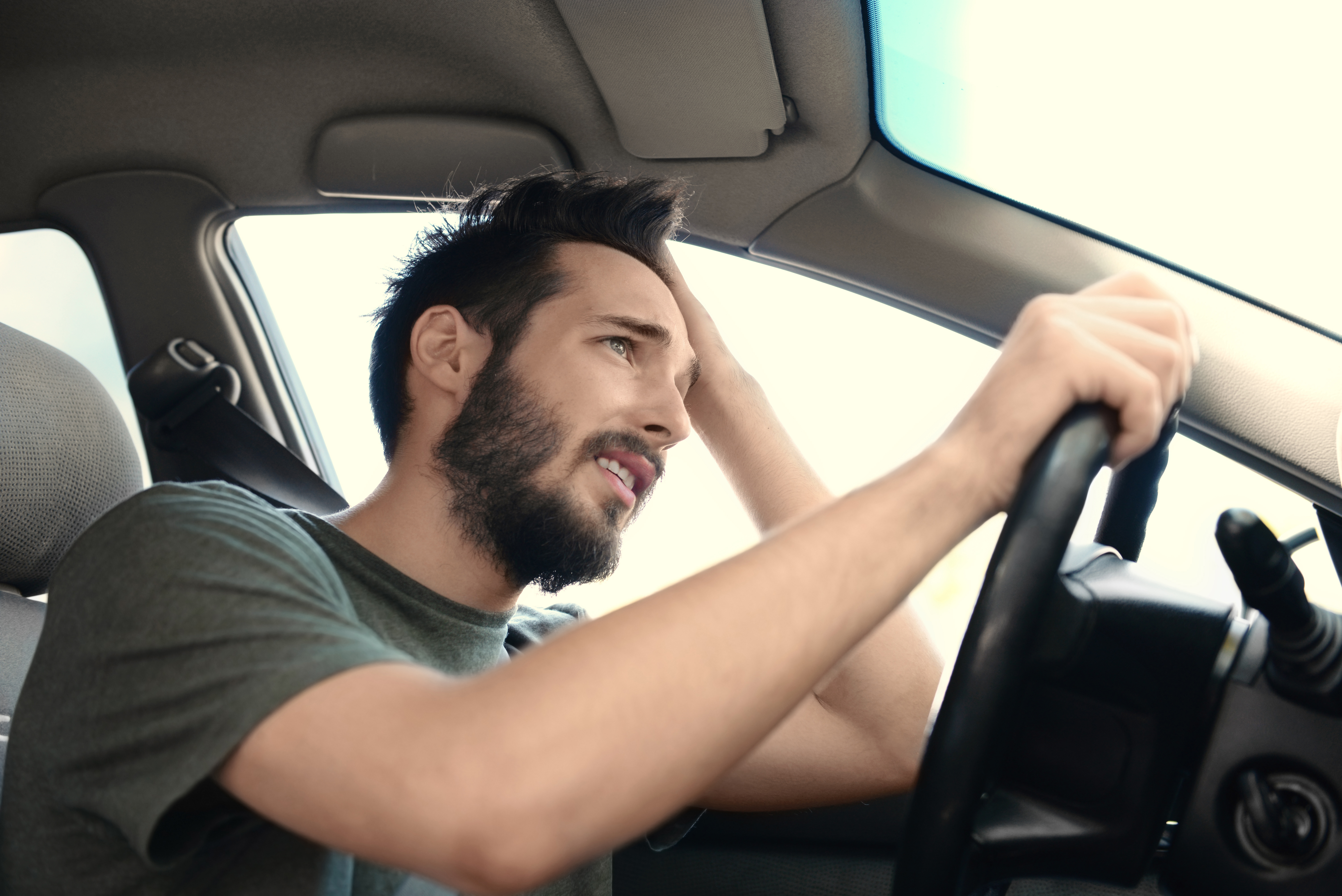 Retrato de hombre guapo sin esperanza | Fuente: Shutterstock