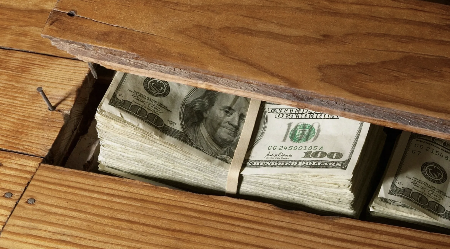 Dinero bajo el suelo | Fuente: Shutterstock
