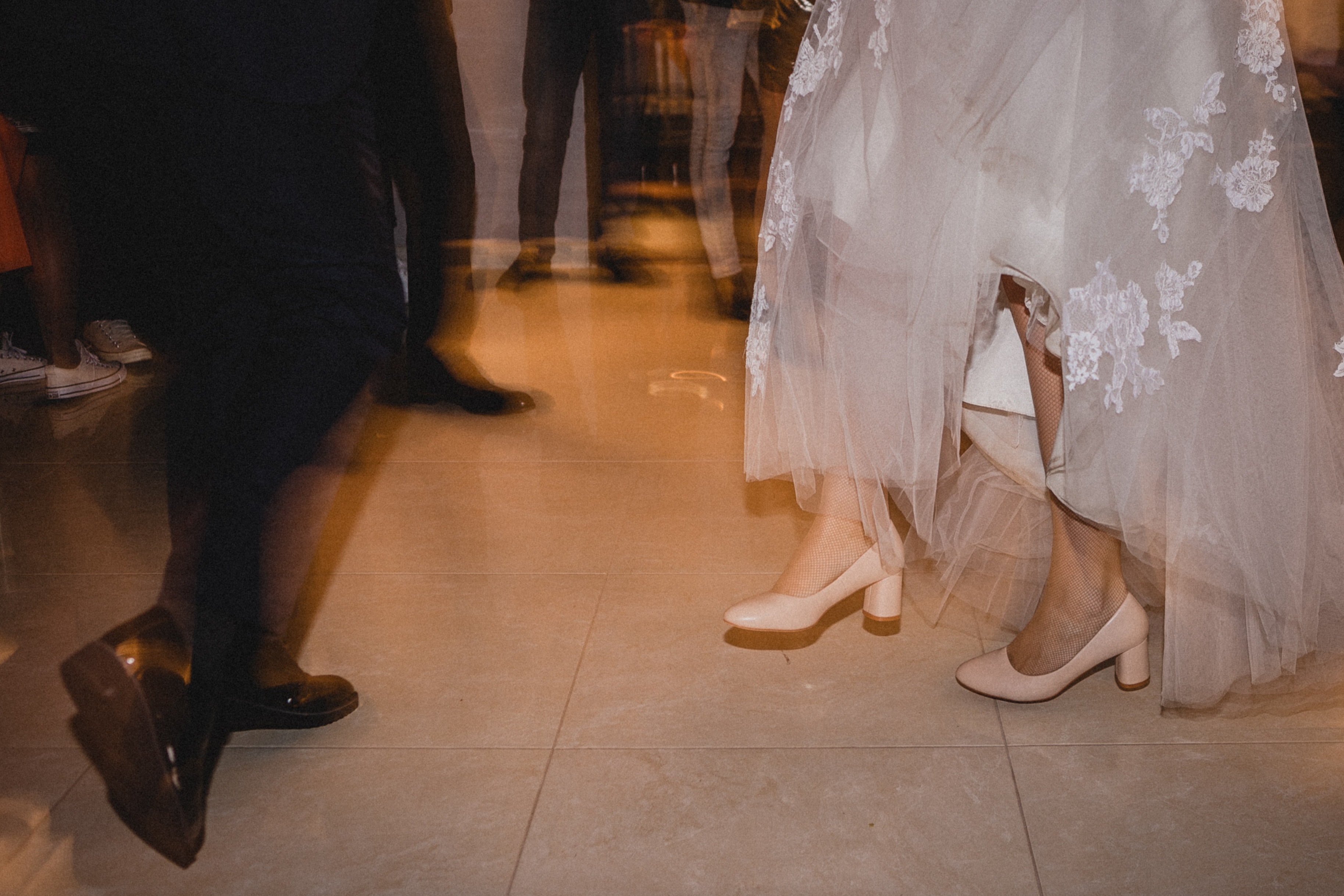 A bride and groom dancing together. | Source: Pexels