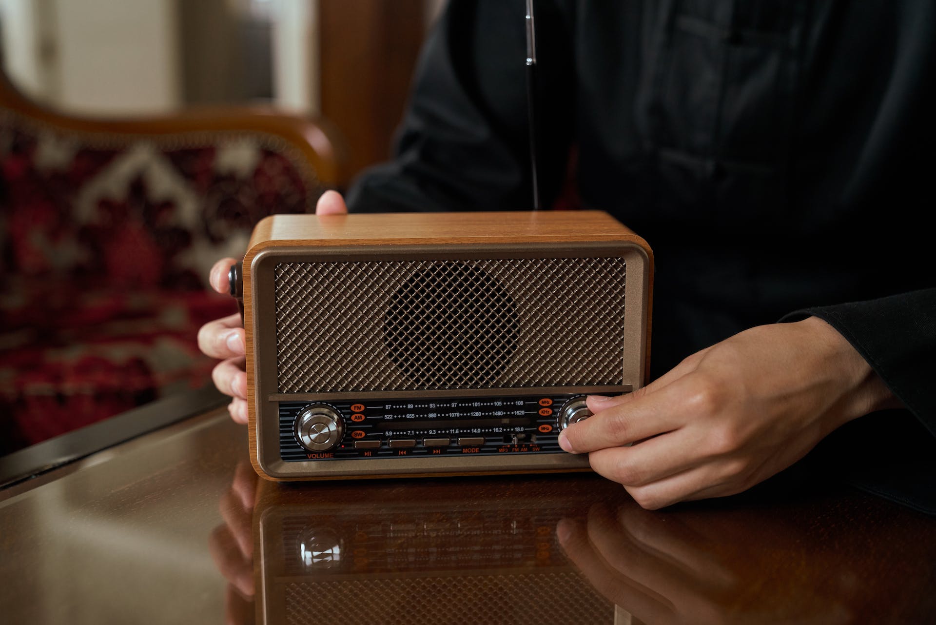 A person holding a radio | Source: Pexels