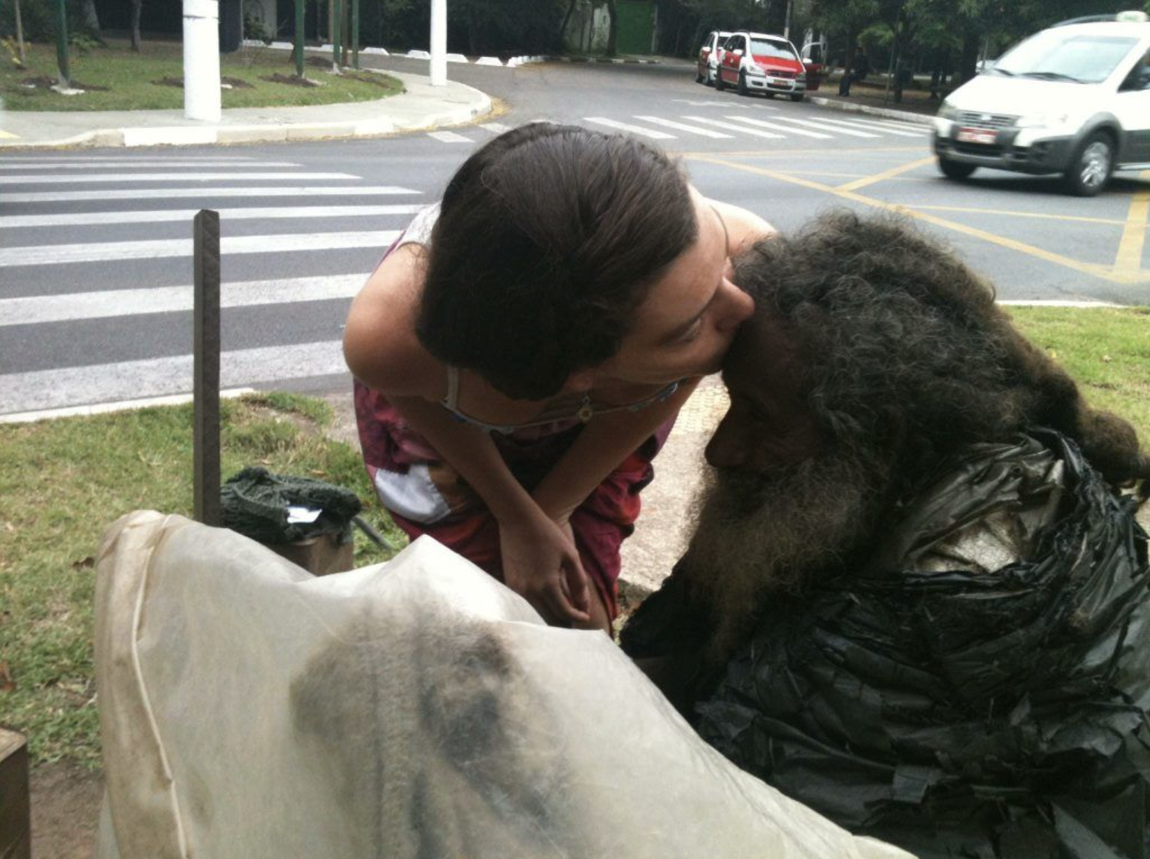 Chica rica besa a un vagabundo | Fuente: Flickr