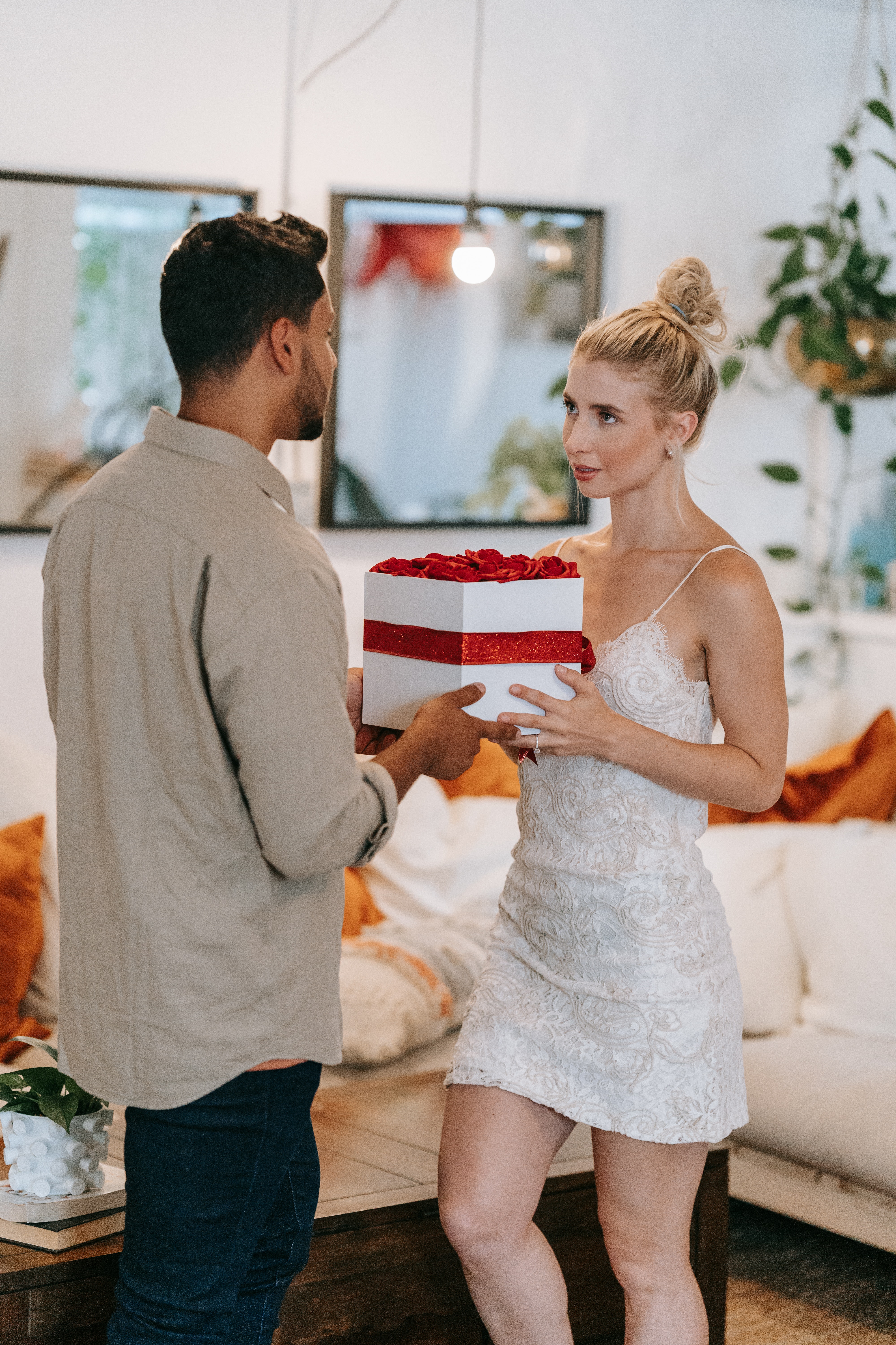 A man giving a woman a gift.┃Source: Pexels