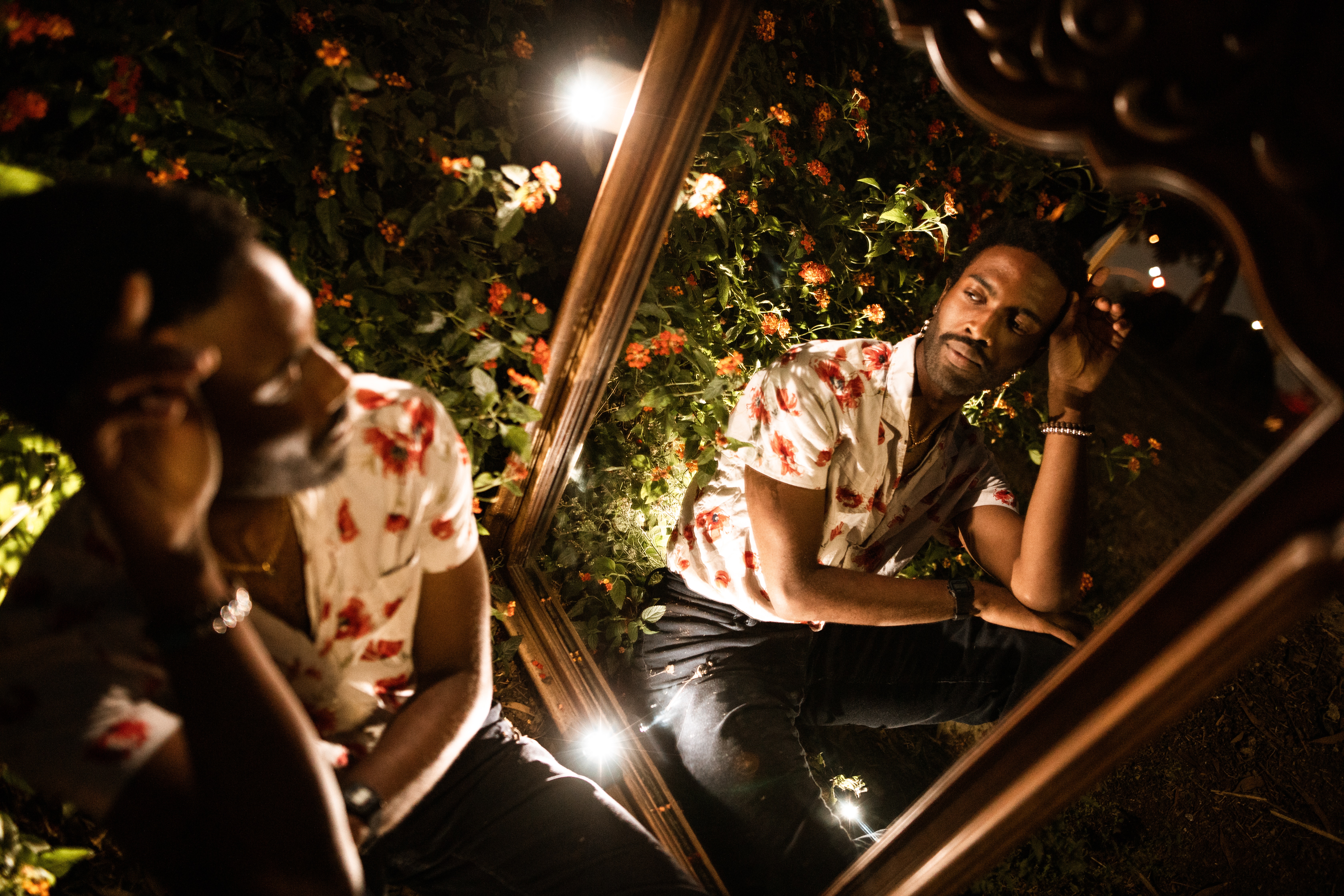 A man looking in a mirror. | Source: Pexels