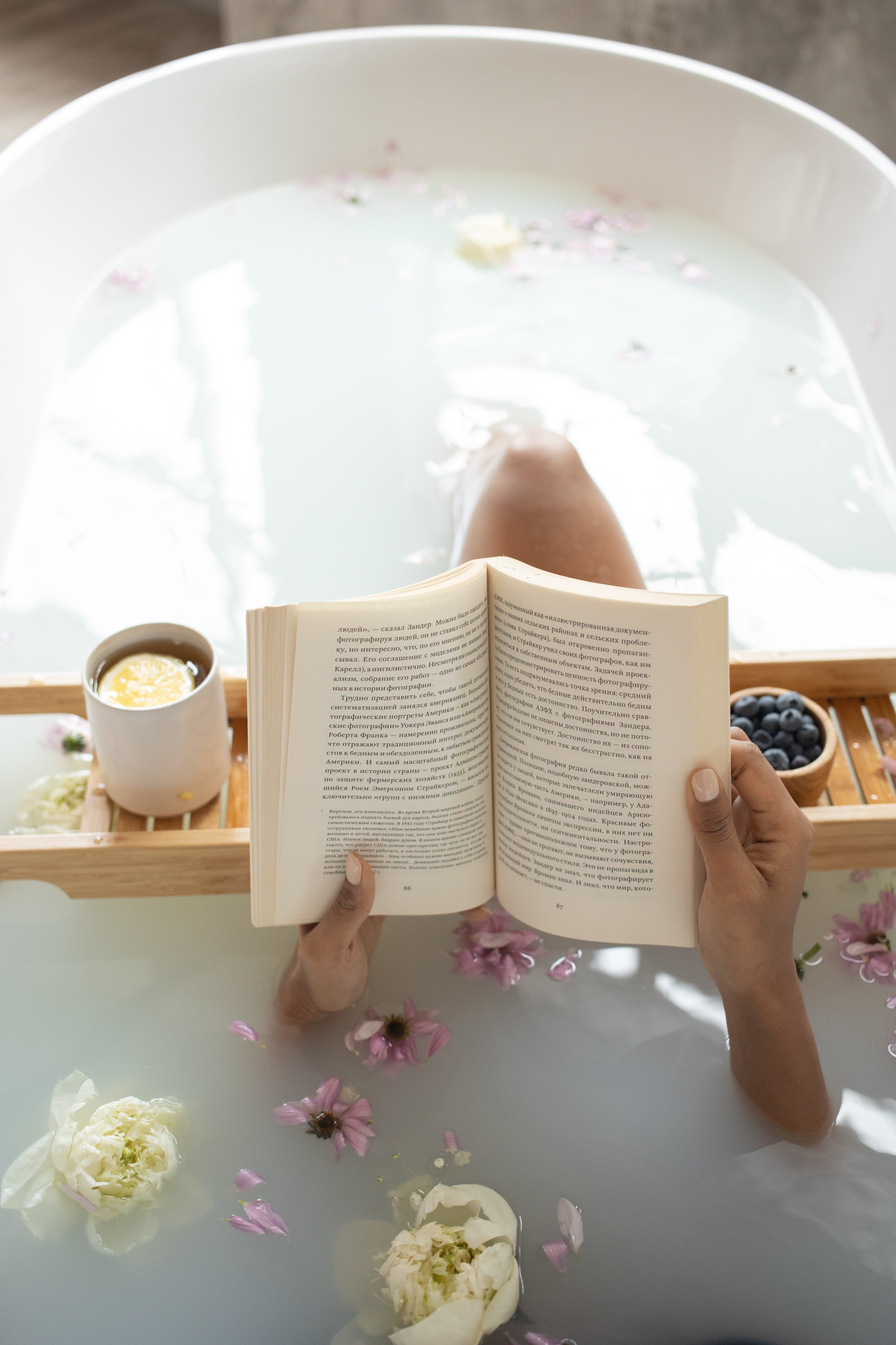 A woman reading in the bath. | Source: Pexels