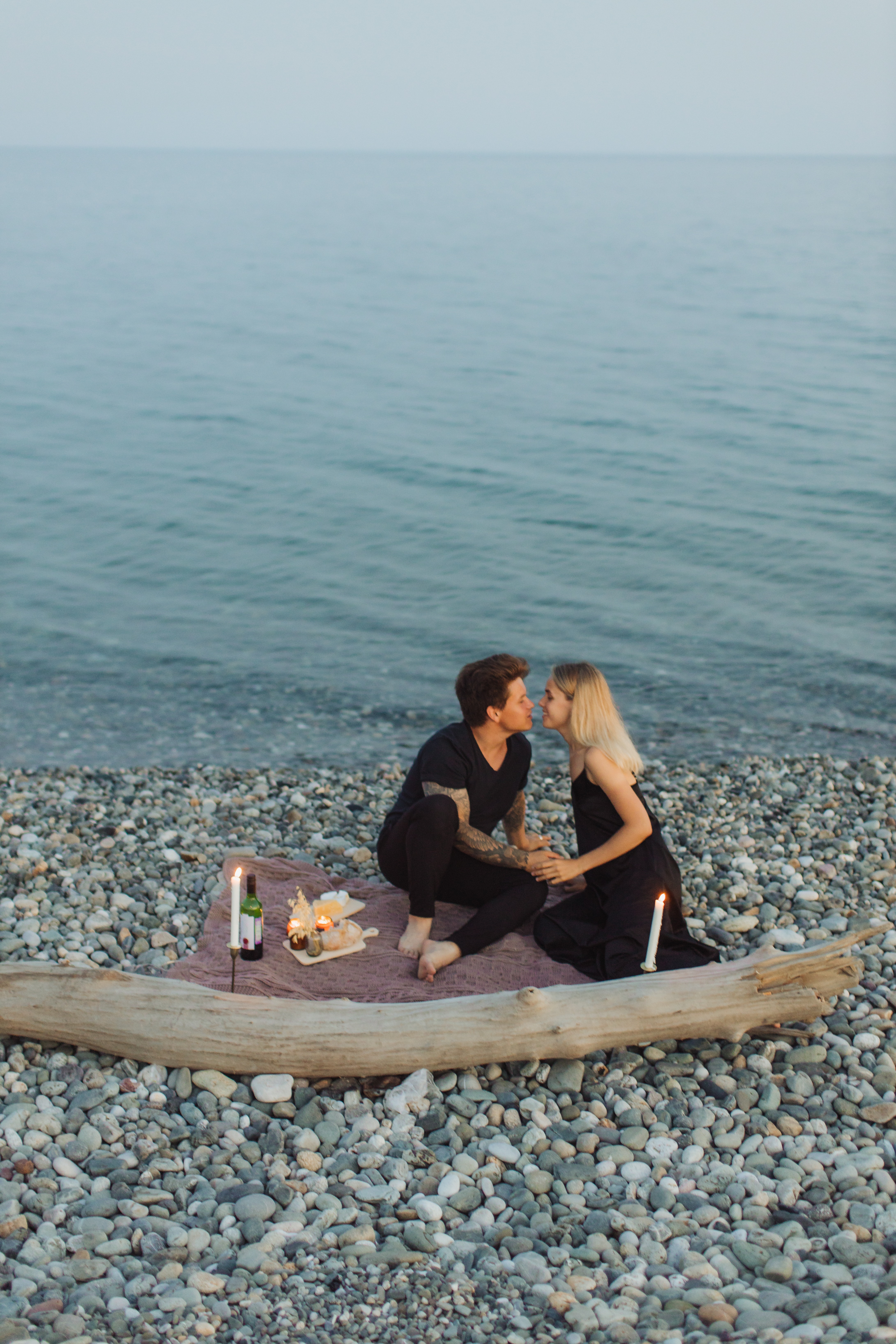 A couple having a romantic date on the beach. | Source: Unsplash