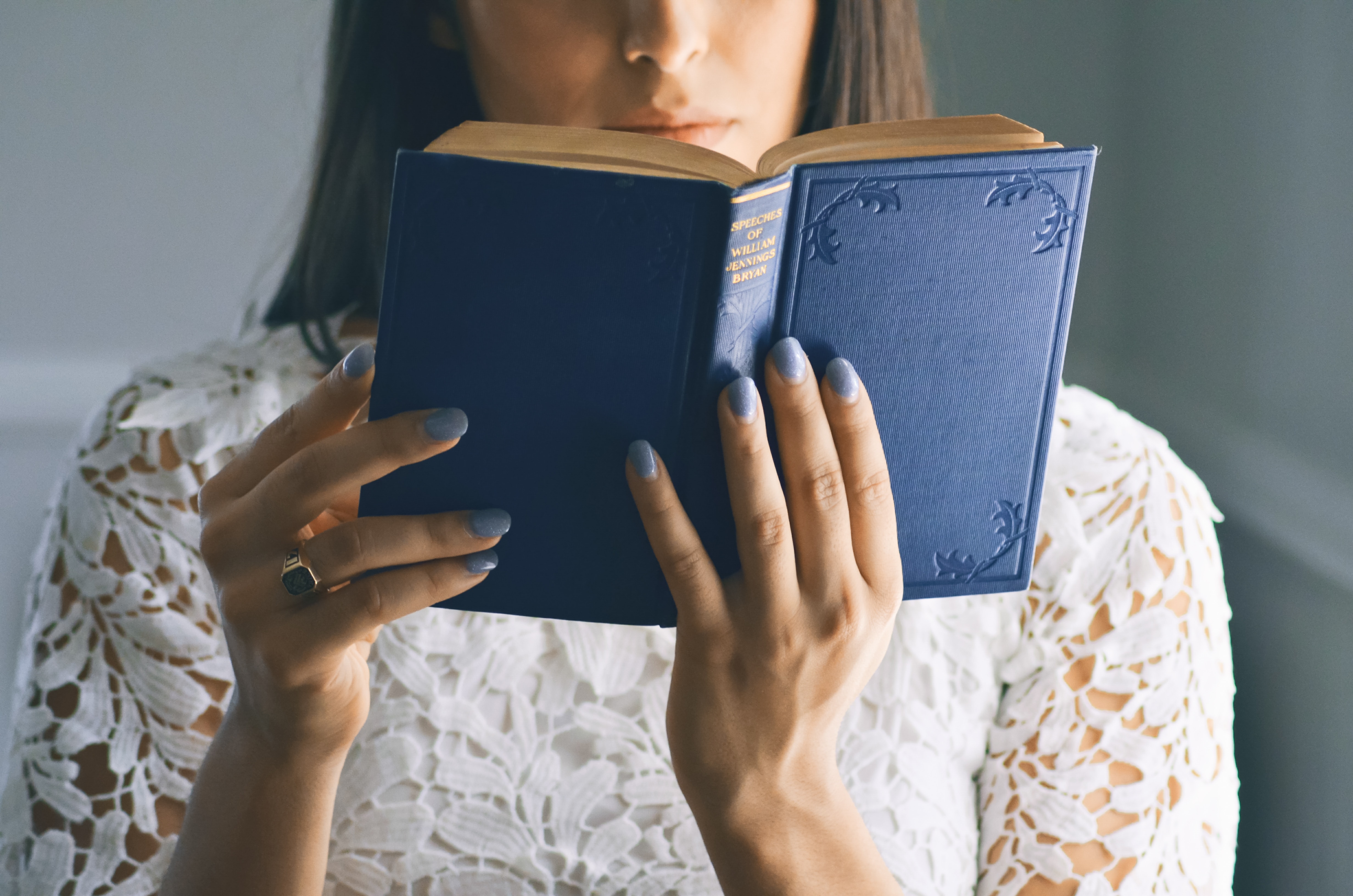 A woman reading. | Source: Unsplash