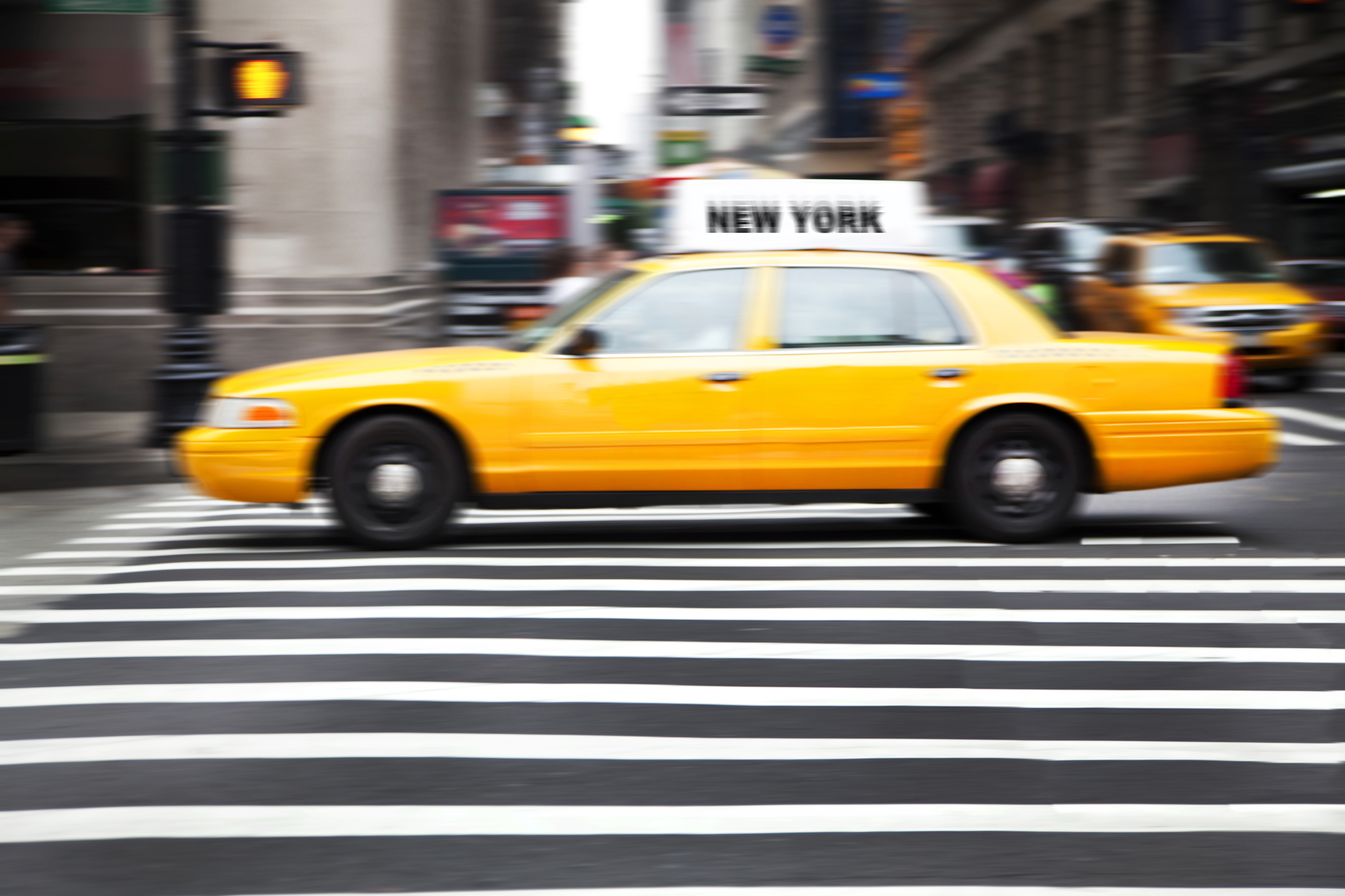 Un taxi rodando por la carretera | Fuente: Getty Images