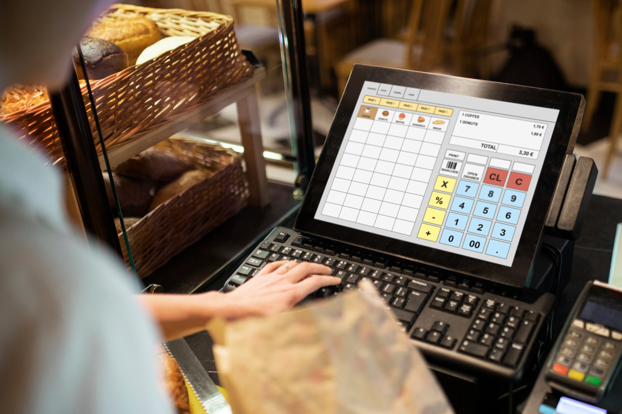 A person using a cash register | Source: Freepik.com