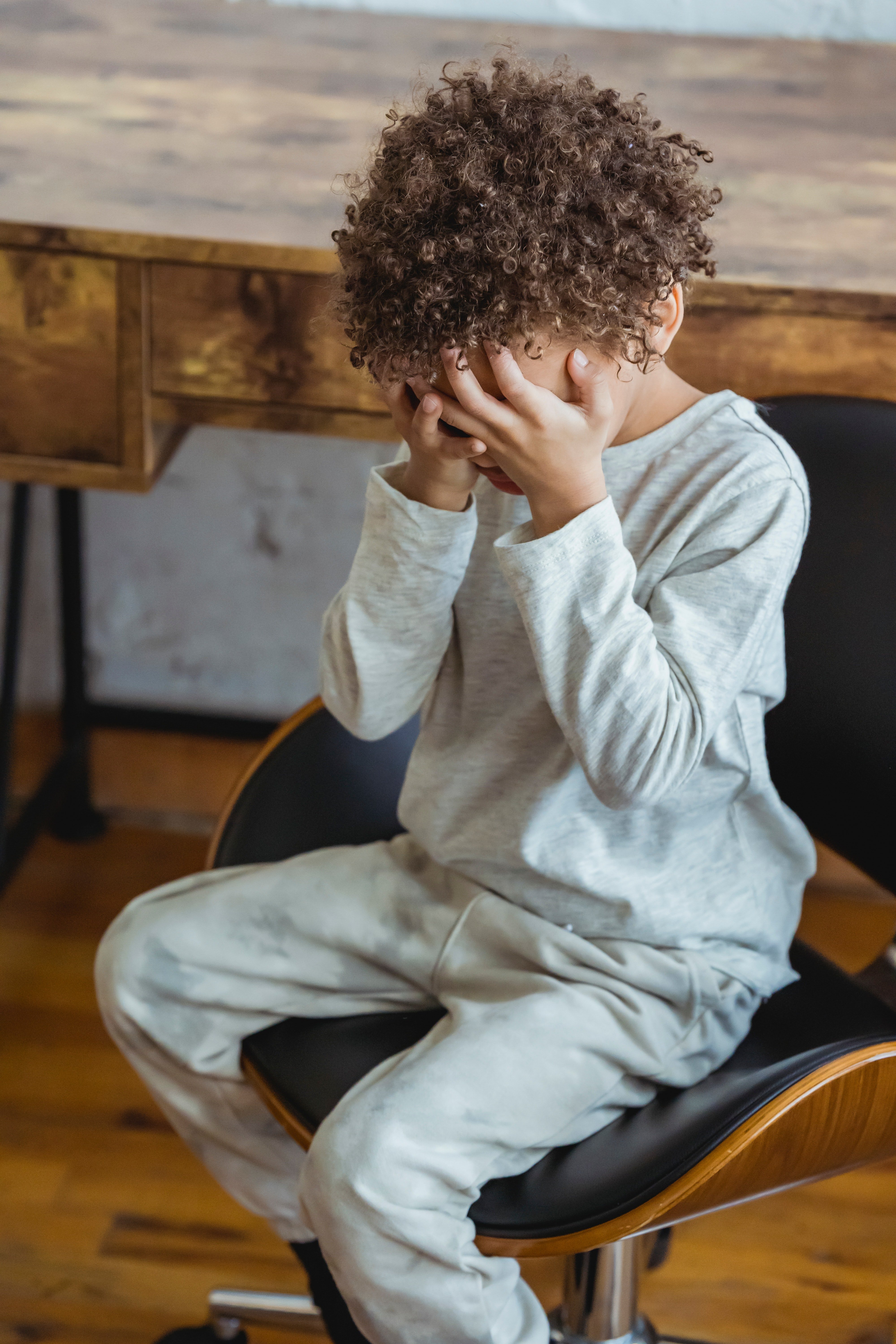 Sienna saw a sad boy sitting in the corner. | Source: Pexels