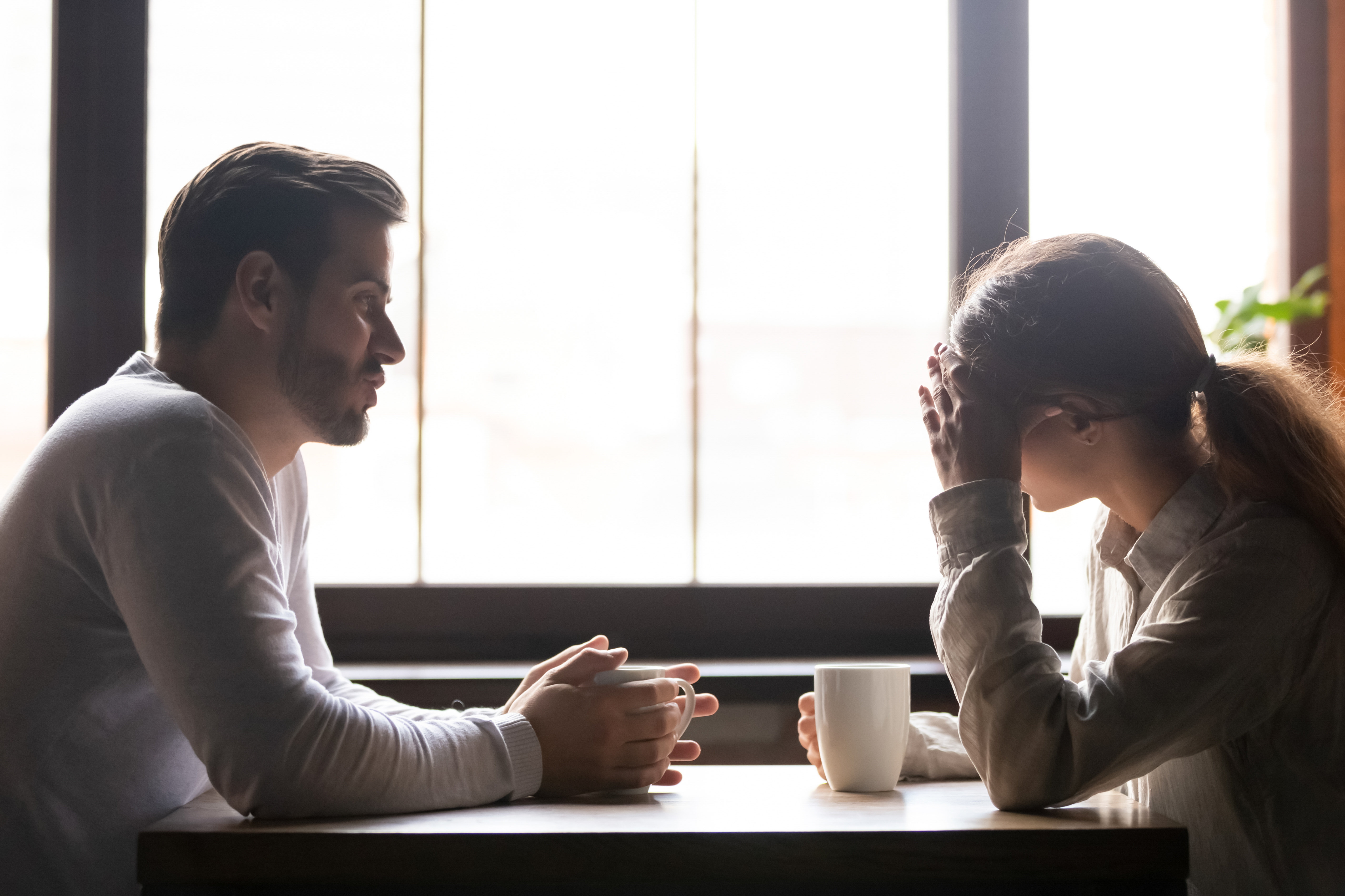 Mujer y hombre disgustados hablando | Fuente: Shutterstock