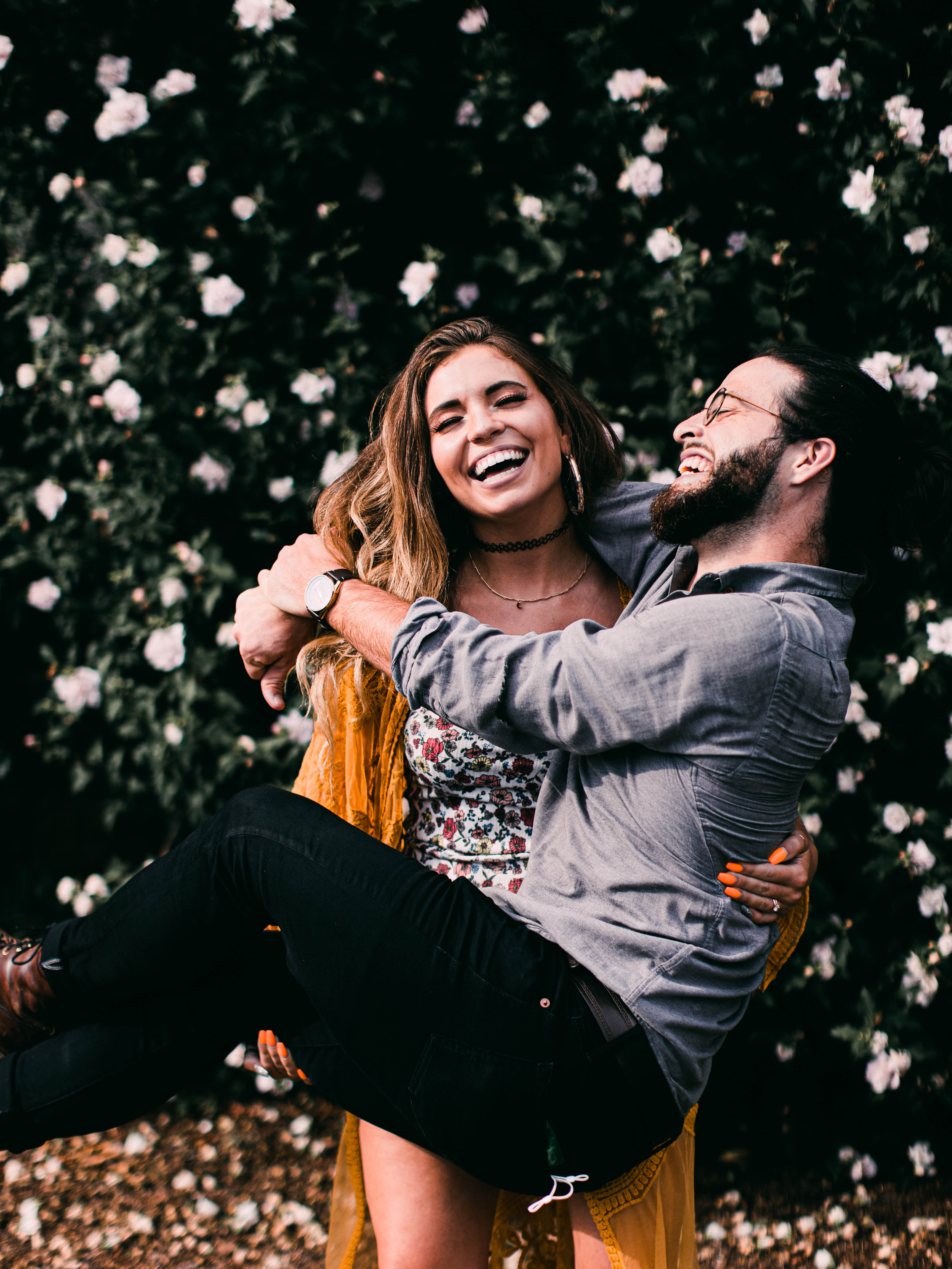 A couple laughing. | Source: Unsplash