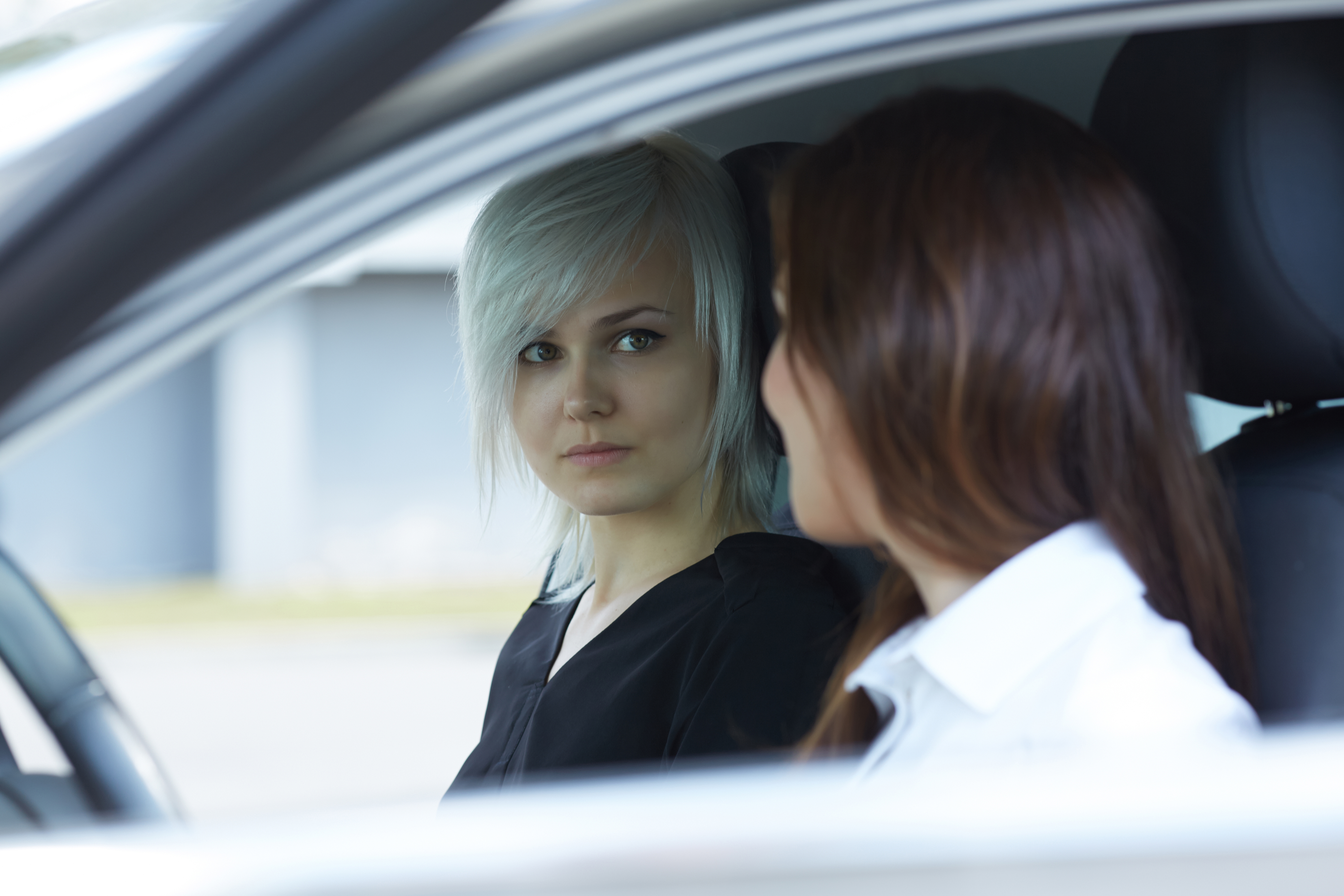 Dos mujeres hablando | Fuente: Shutterstock