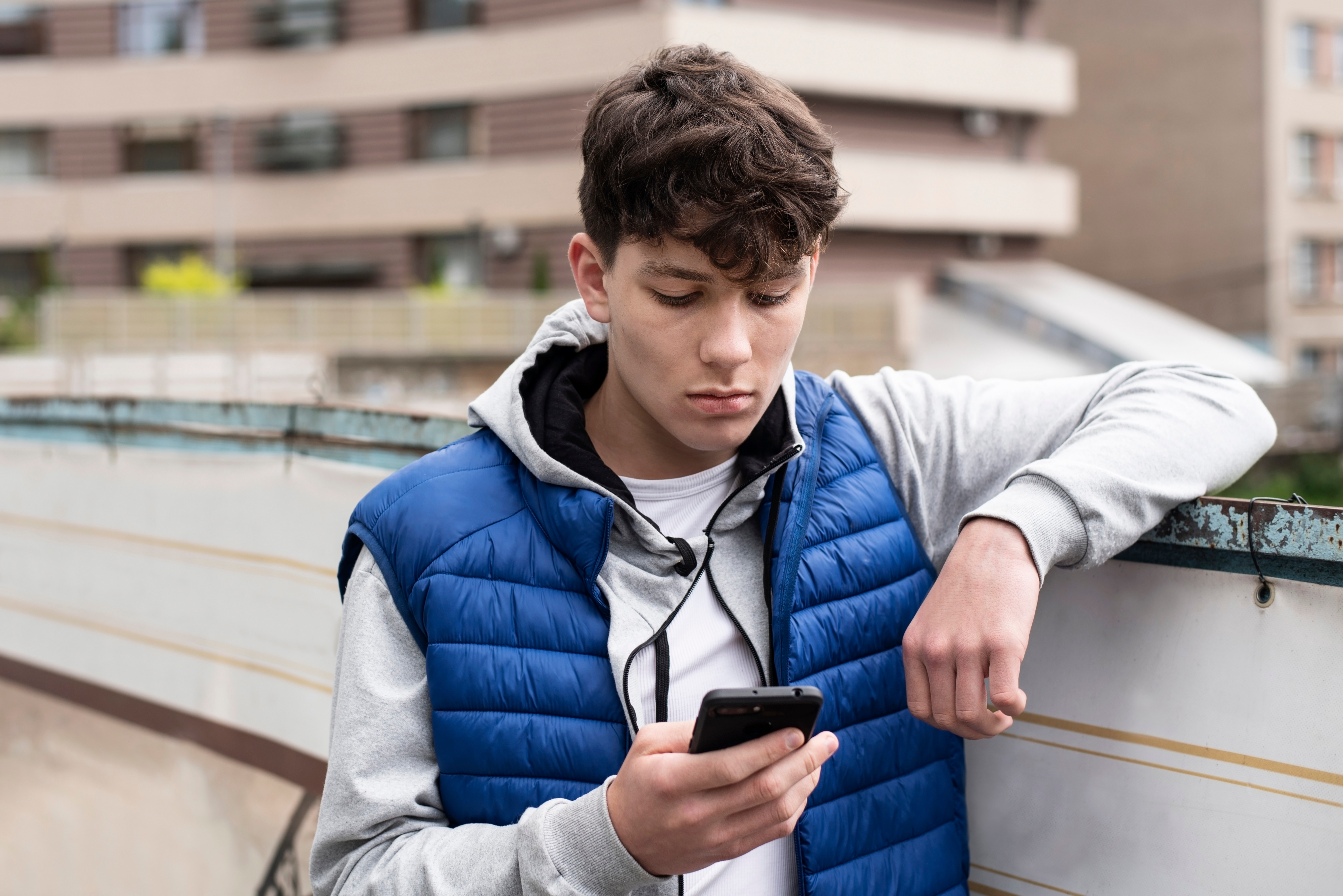 Un adolescente mirando su teléfono | Fuente: Shutterstock