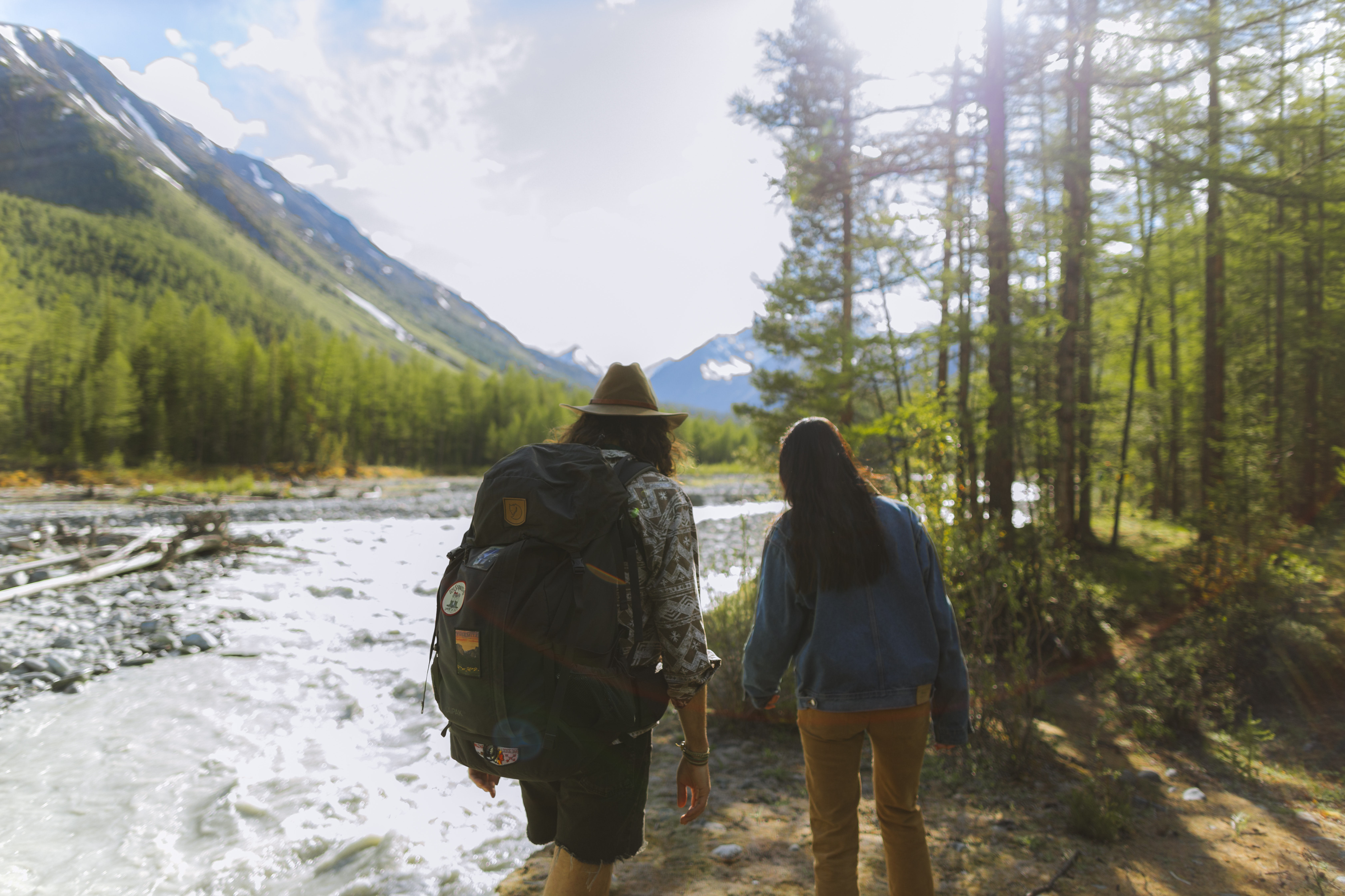 A couple exploring the wilderness. | Source: Pexels