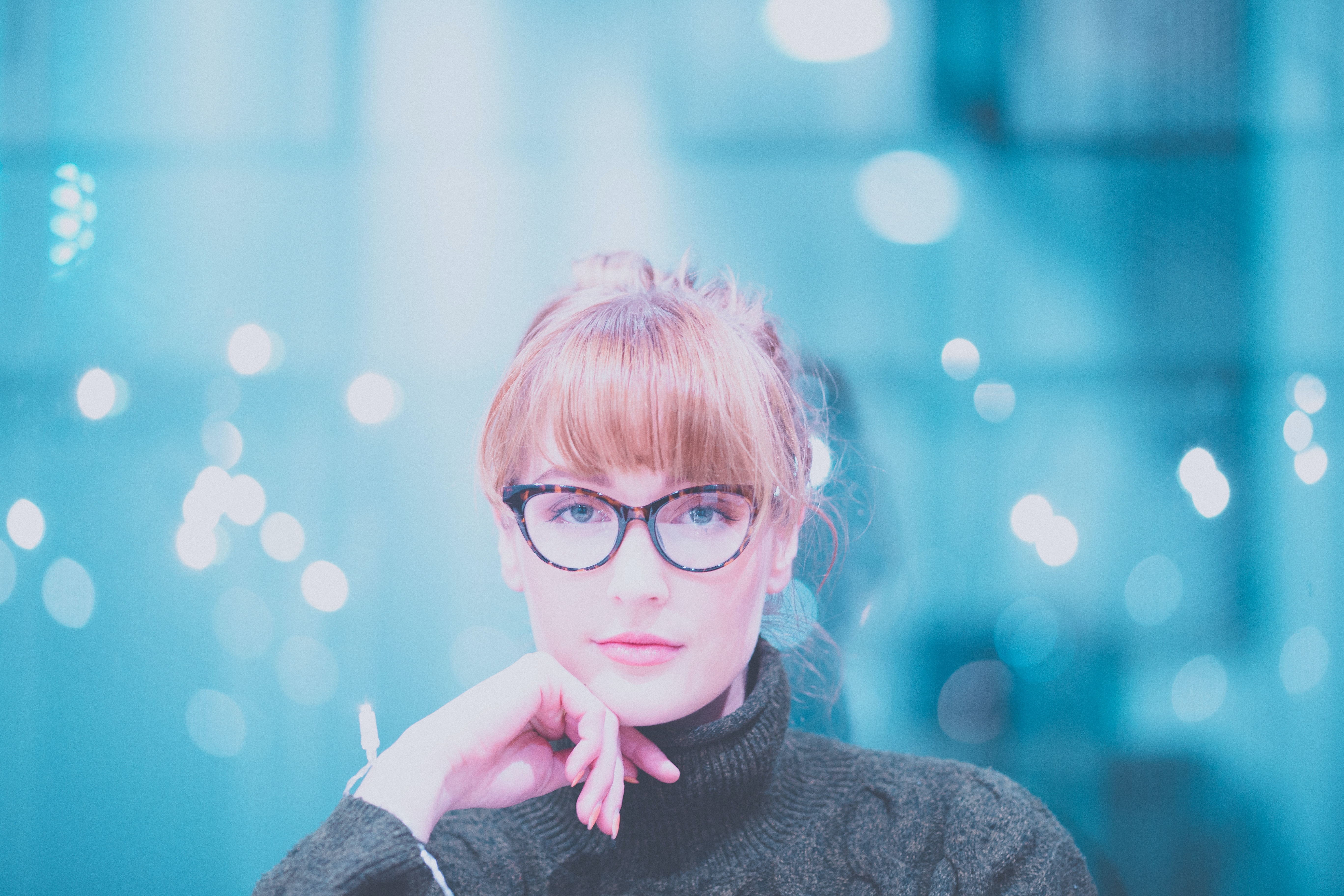 A woman with glasses. | Source: Unsplash
