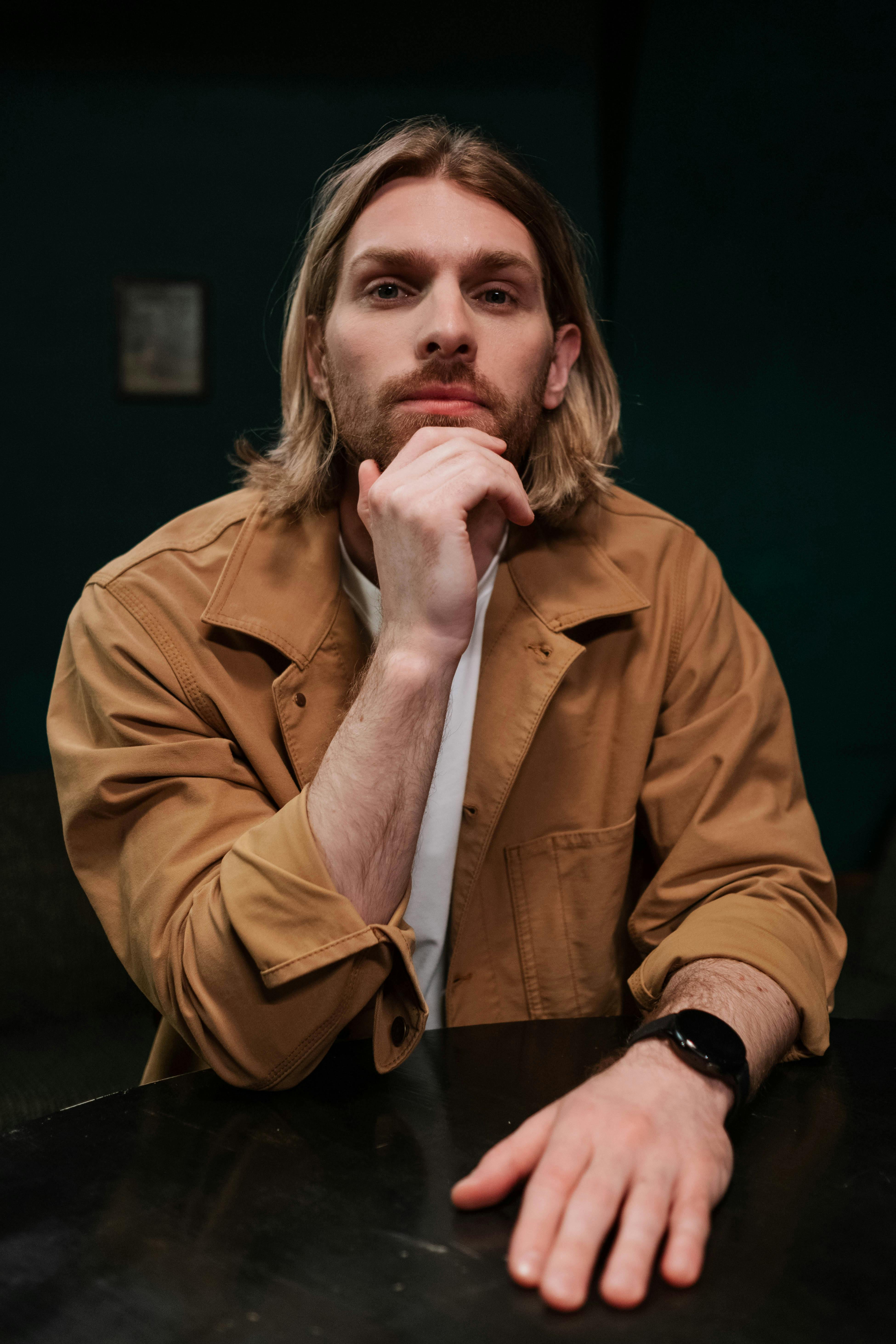 Poważny mężczyzna patrzący w kamerę | Źródło: Pexels