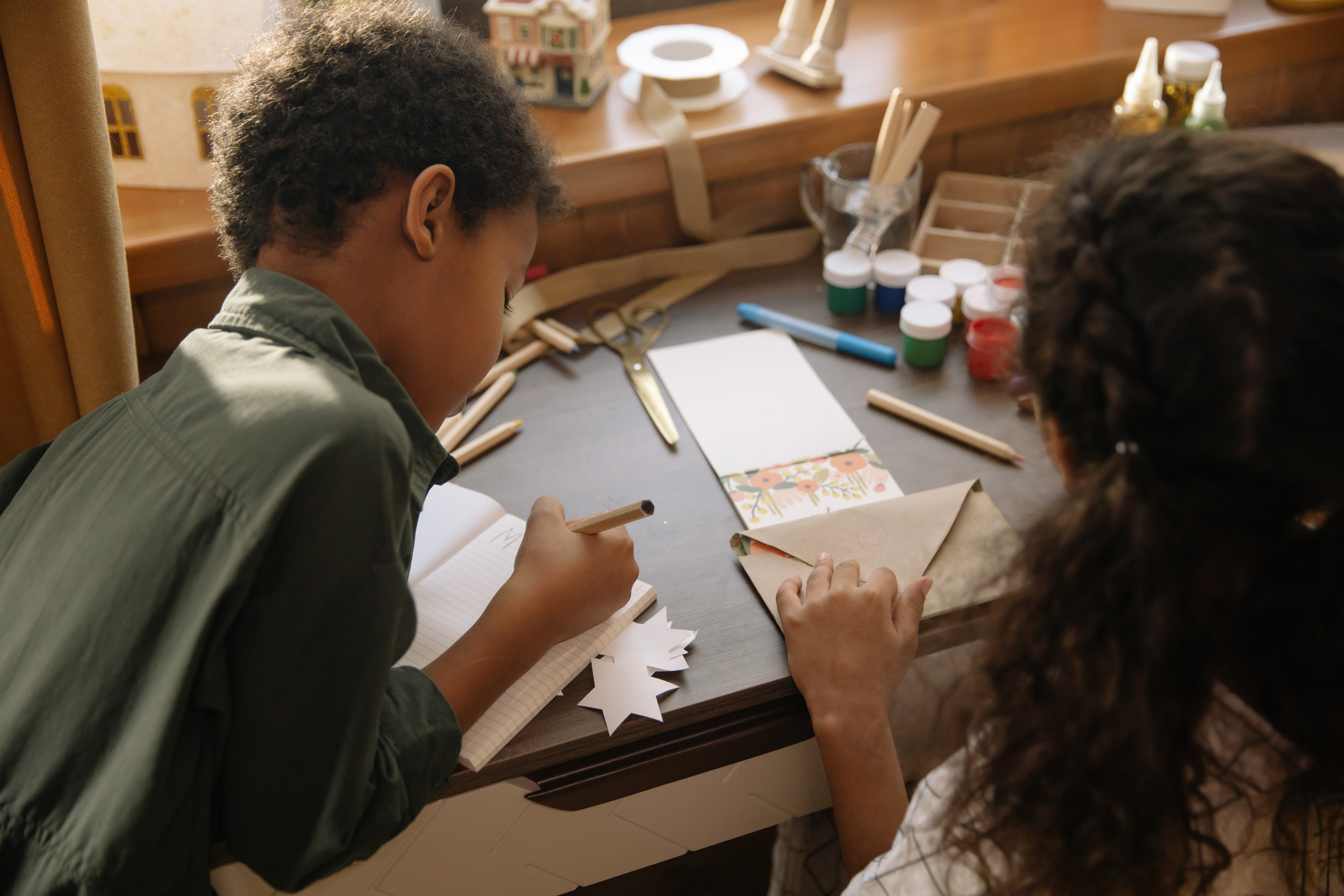 Janet was in tears after reading the cards the children had left her. | Source: Pexels