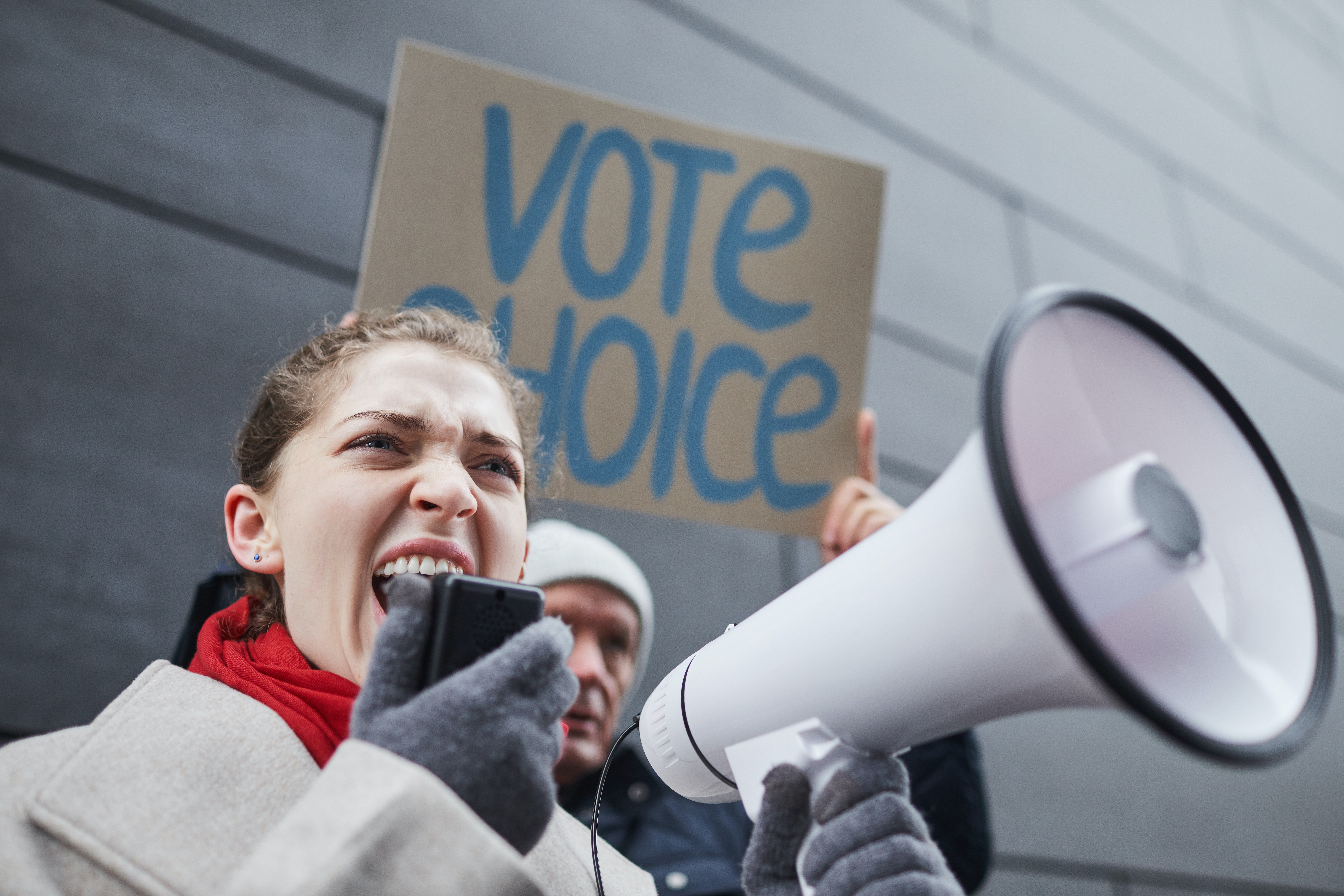 A woman shouting in a microphone. | Source: Pexels