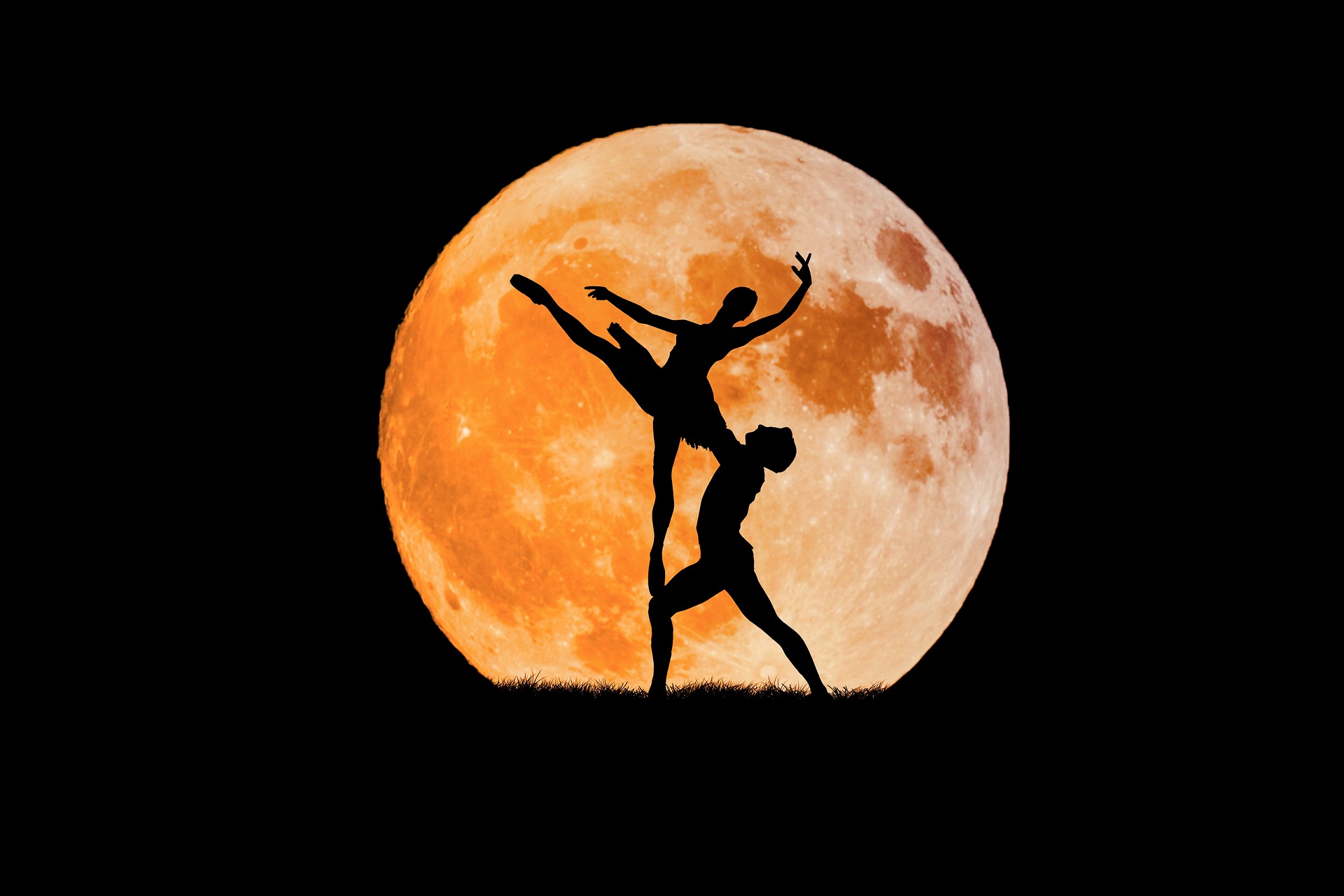 Two individuals dancing ballet in front of a full moon. | Source: Pixabay