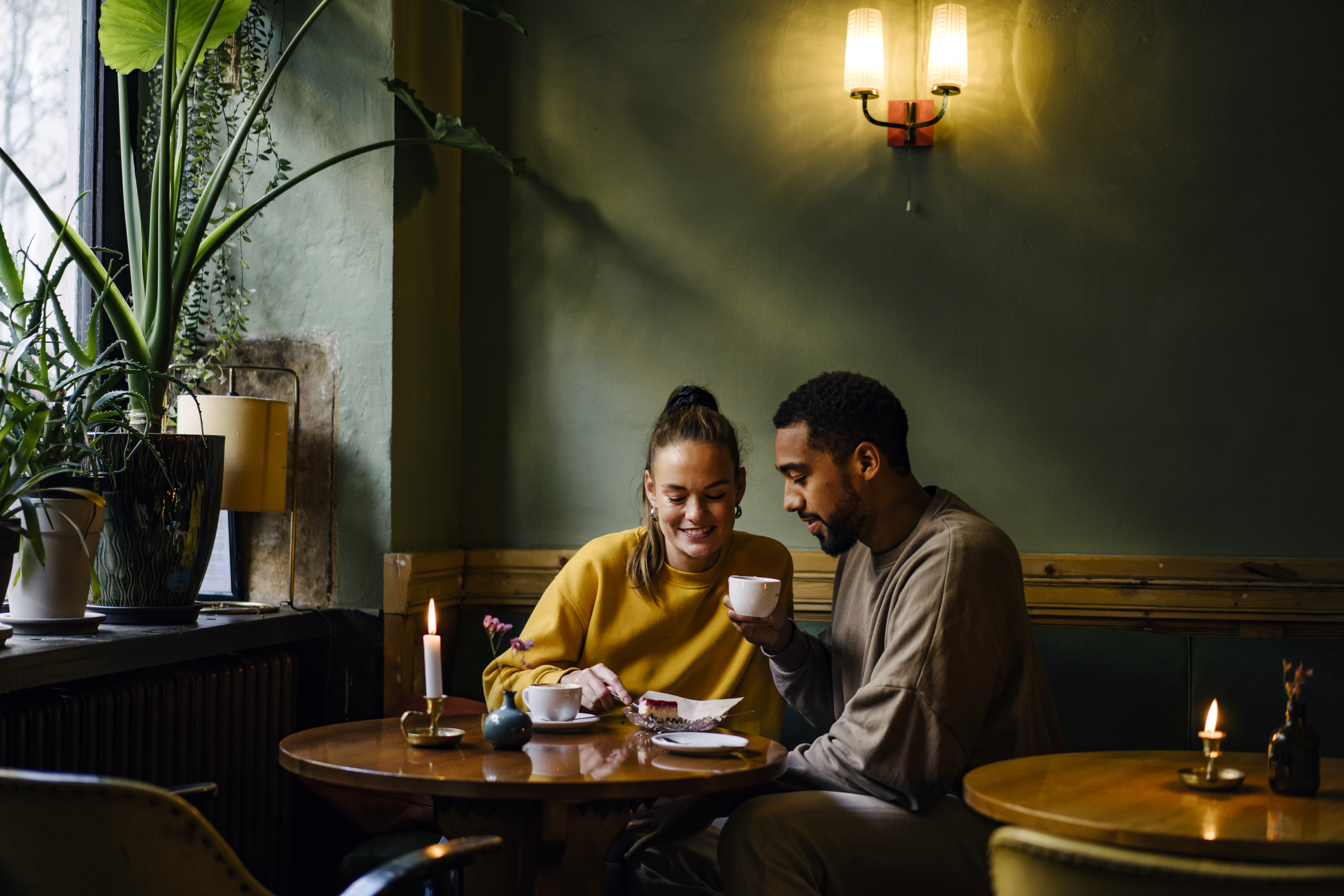 Una pareja disfruta de una agradable cena en un restaurante | Fuente: Getty Images